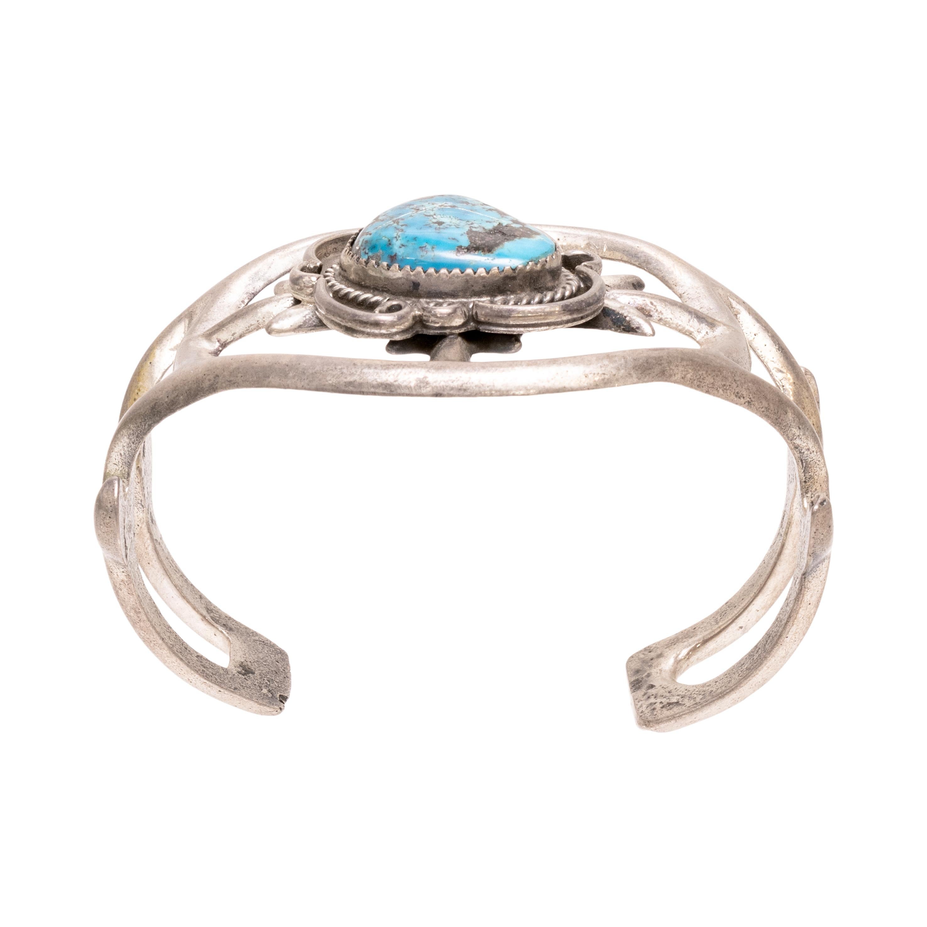 Bracciale in argento sterling con una sola pietra Navajo fusa in sabbia. Singola pietra di turchese blu intenso con eccezionale matrice scura. Incastonata in una scatola d'ombra con bordo in corda attorcigliata intorno alla pietra e bordo a volute