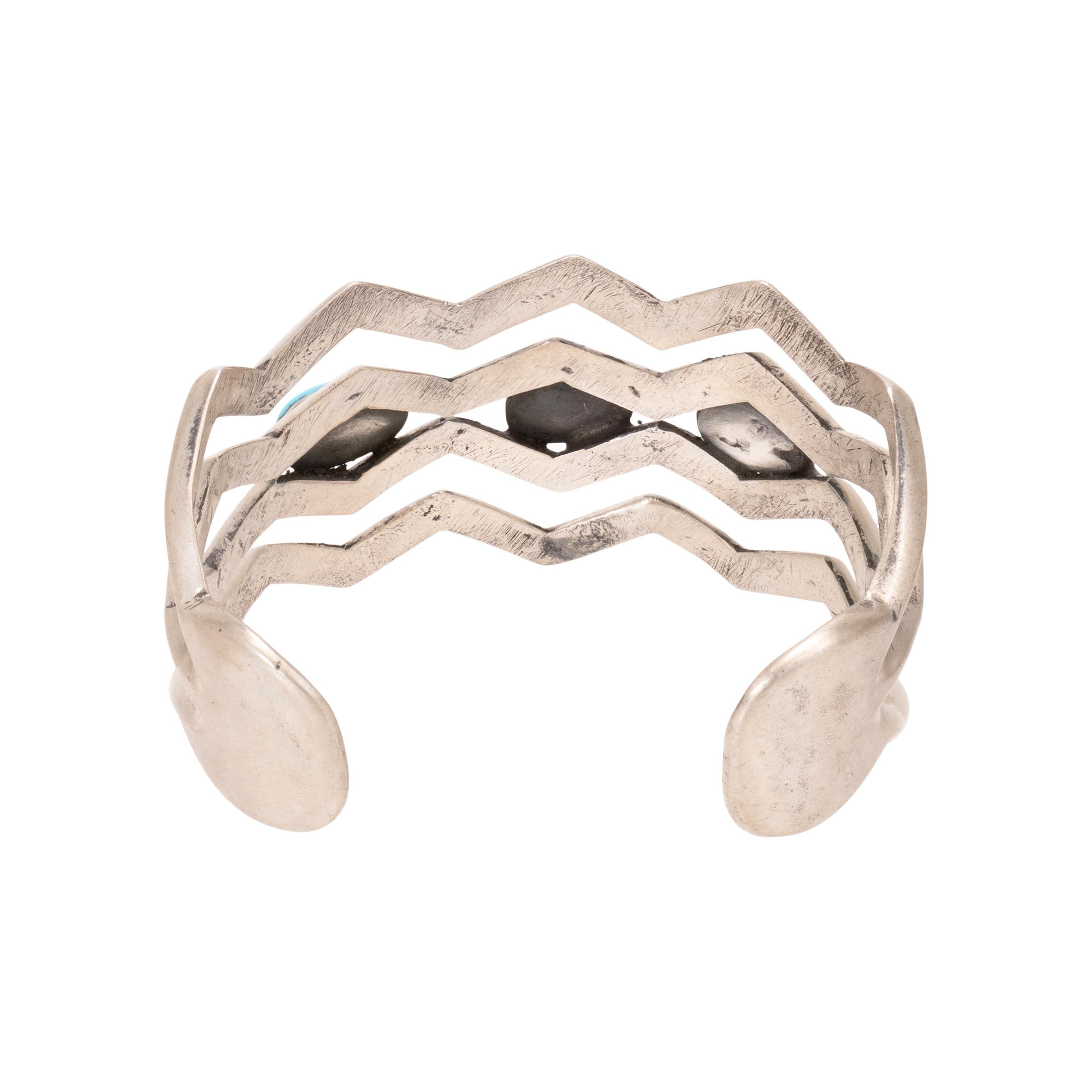 Bracciale Navajo Kingman in turchese di sabbia fuso in argento sterling. Tre pietre di turchese incastonate, di colore azzurro con una minima matrice scura. Su polsino in fusione di sabbia a quattro bande a zig-zag. Non segnato. Un vecchio pezzo da