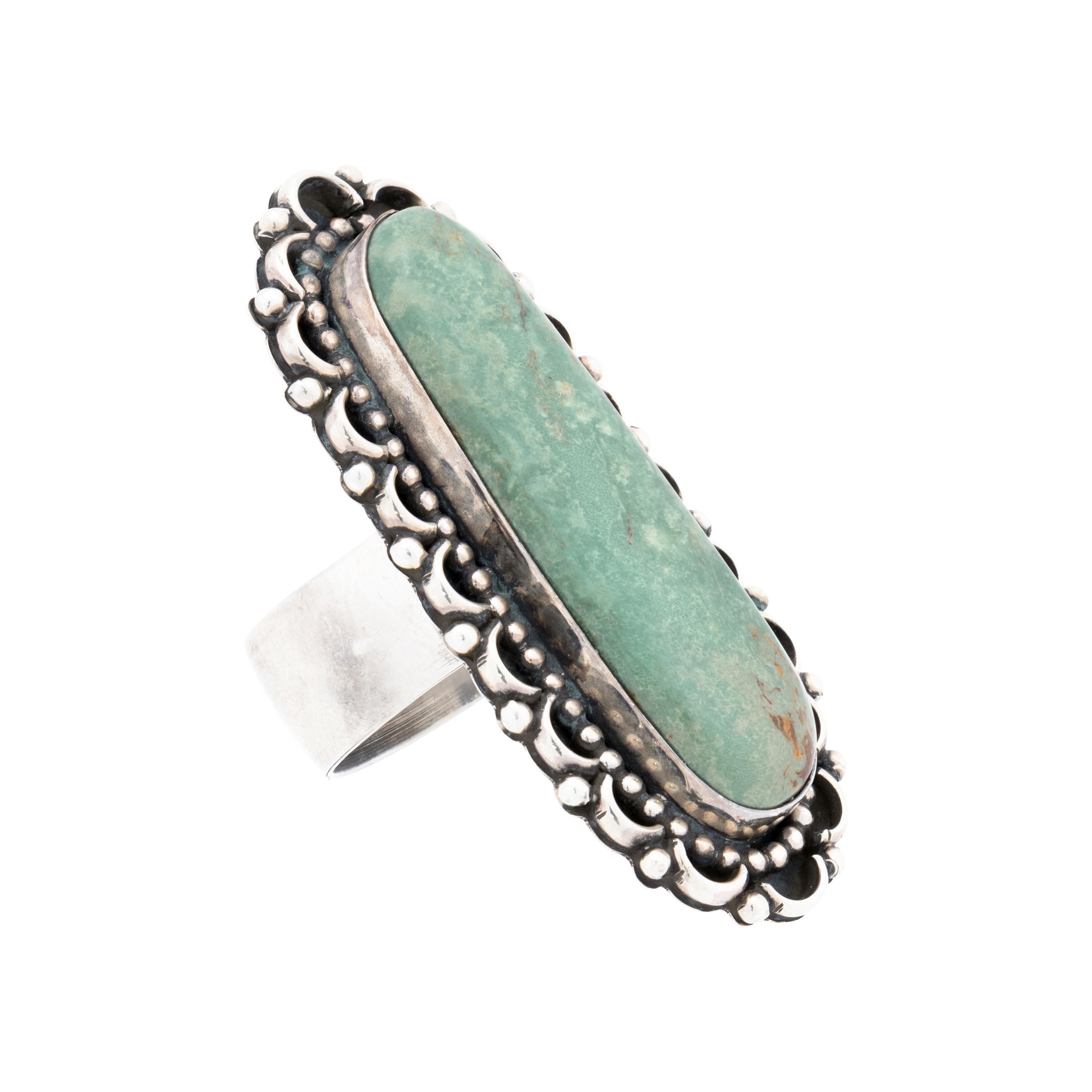 Anello in argento sterling e turchese Royston. Pietra naturale non trattata, eccezionalmente grande e di qualità superiore, allungata e circondata da perline classiche in argento sterling in cima a una scatola d'ombra su una spessa fascia a filo. La
