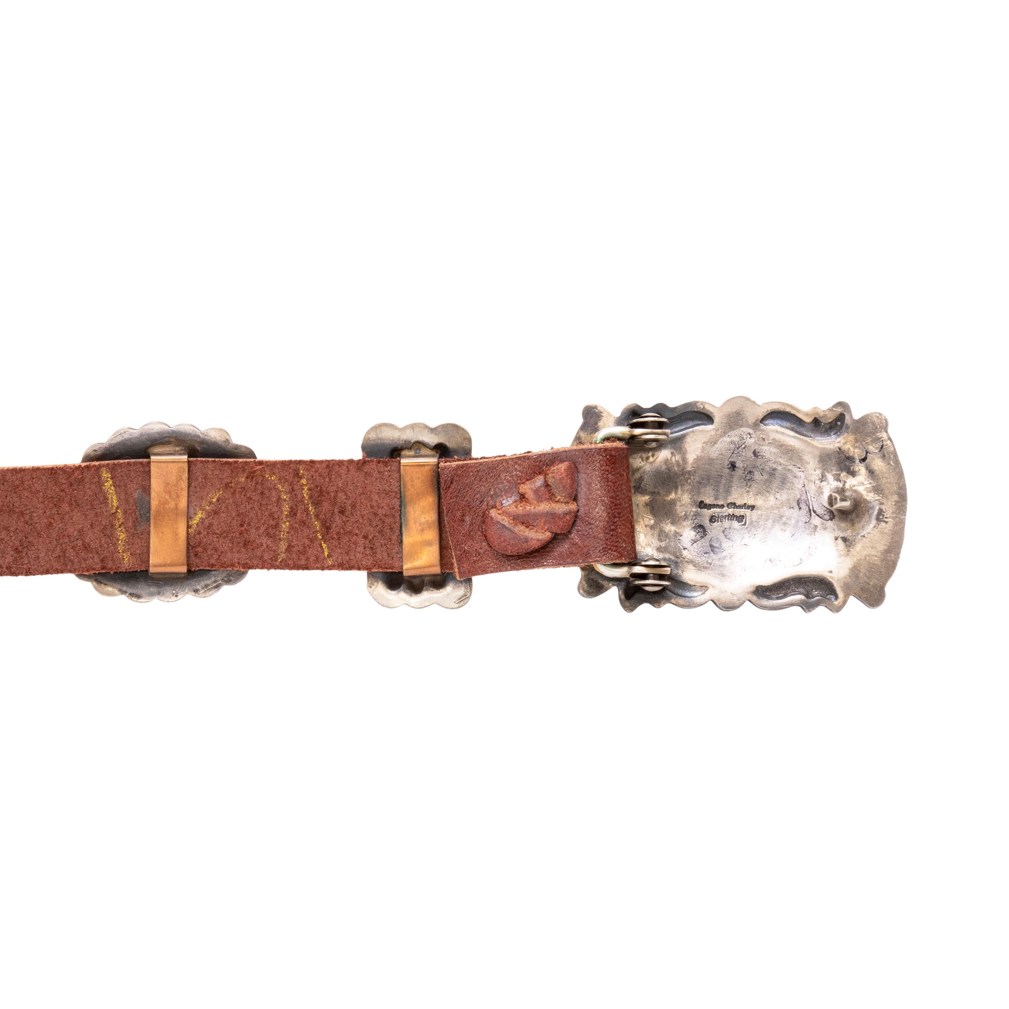 Ceinture de conchos Navajo. 8 conchos ovales et 9 conchos papillons, soit 17 au total. Chaque concho est orné d'une petite turquoise Kingman au centre et de détails estampillés à la main. Suffisamment petit pour passer dans les passants de ceinture.