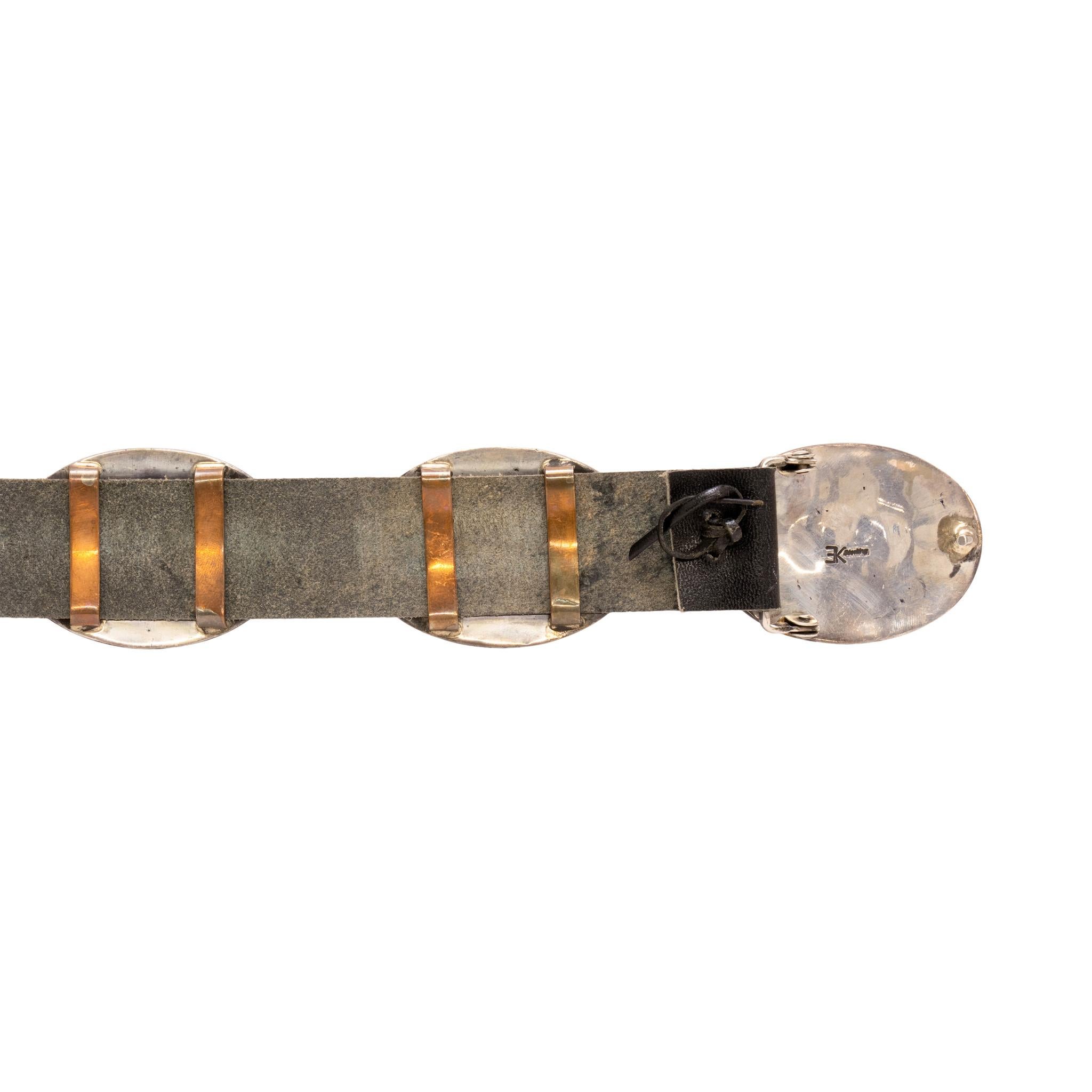 Cinturón navajo de concho de plata de ley con pepitas individuales de turquesa en cada concho. La turquesa procede de la mina Diamante Azul de Nevada, y tiene un impresionante color azul brillante con matrices oscuras en forma de telaraña. Marcado