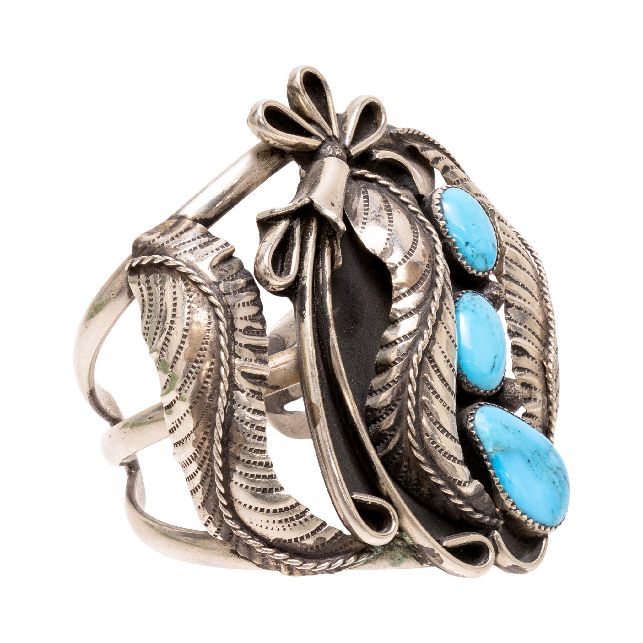 Bracciale Navajo con tre pepite. Vecchio pedone. Le pietre sono incastonate in una scatola d'ombra con squisiti dettagli in sterling, tra cui piume, volute e perline, con timbri e accenti di corda attorcigliata. Il turchese proviene dalla miniera