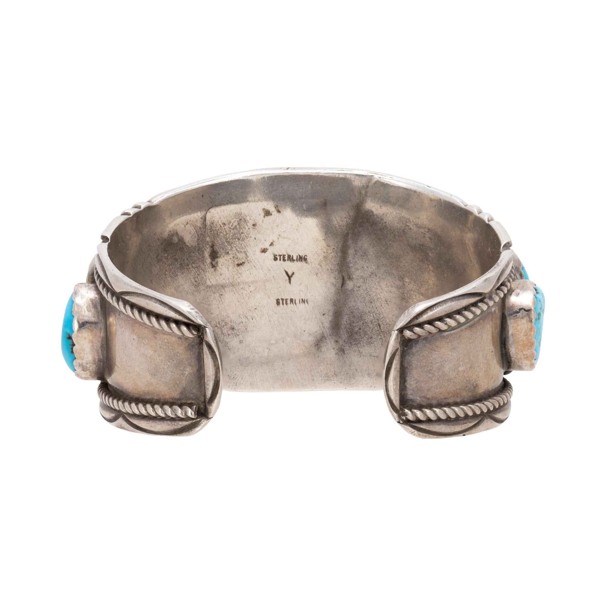 Bracciale Navajo in argento sterling e turchese Kingman dell'argentiere Navajo Tom Yazzie della Yazzie silversmiths. Quattordici eccezionali pietre naturali non trattate, di qualità A, incastonate su uno spesso bracciale in argento sterling. Il