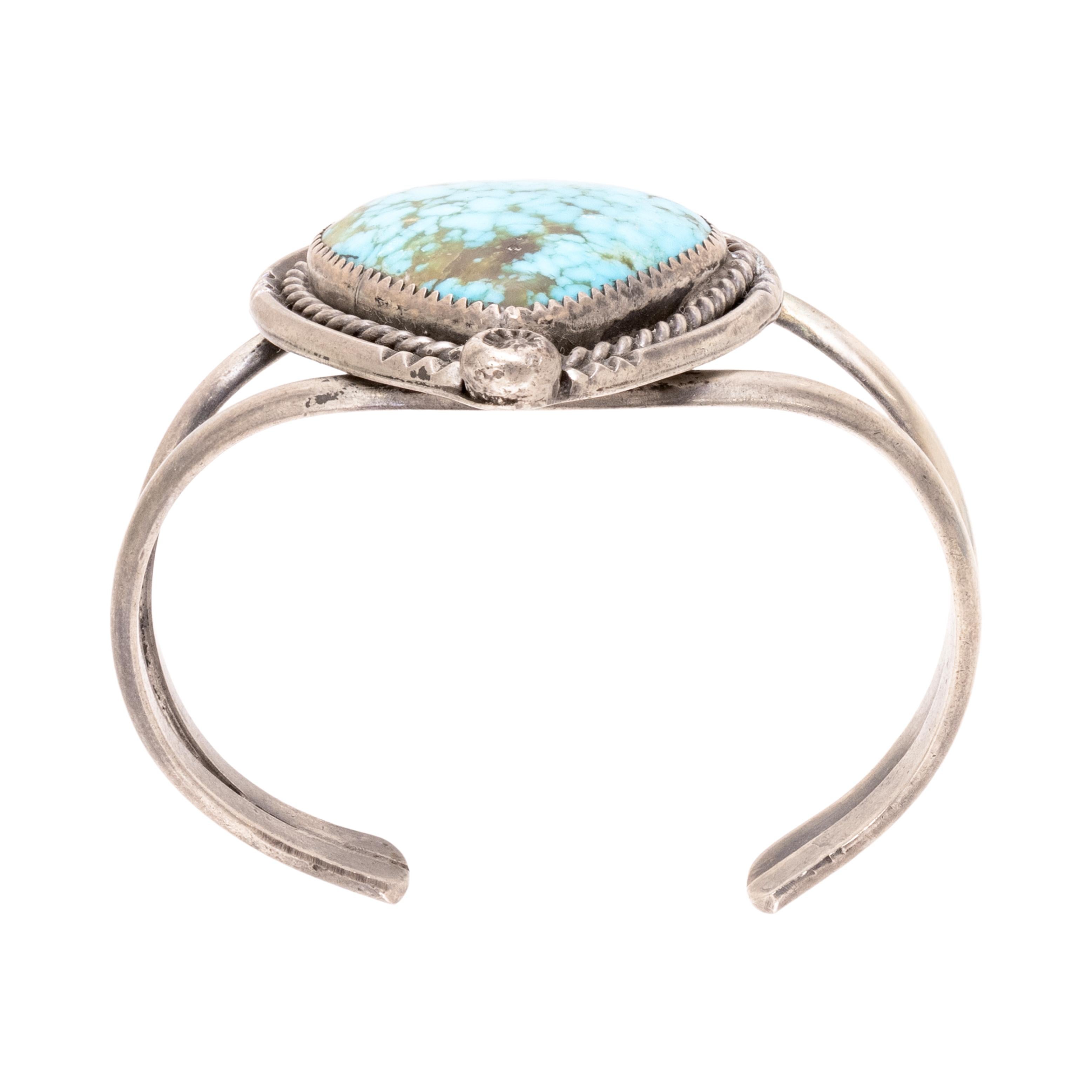 Bracciale Navajo a pietra singola in turchese e argento sterling. Splendida pietra di turchese Kingman tagliata a goccia e incastonata in un castone a dente di sega con corda attorcigliata e bordo in sterling con perline stampate. La pietra è di un
