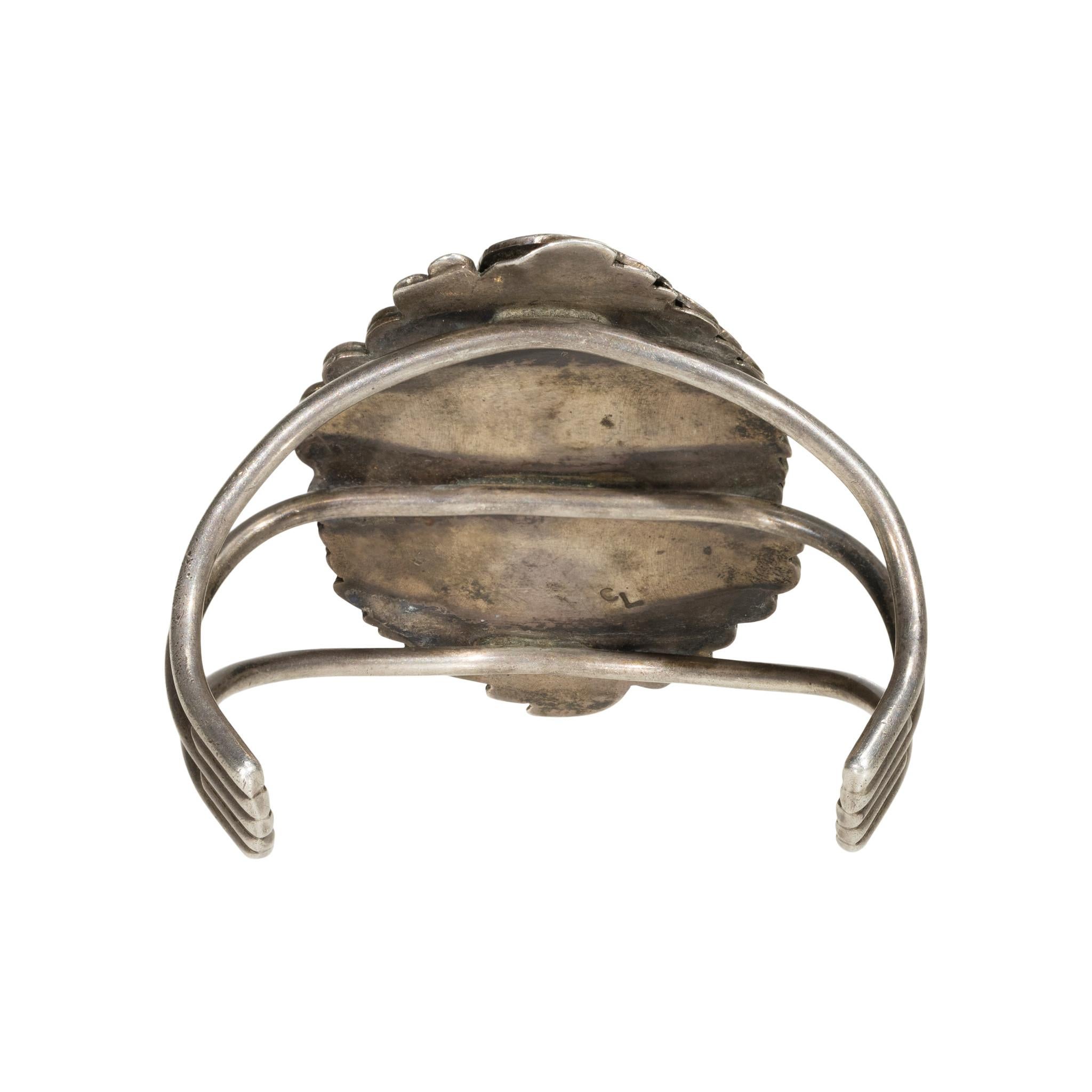 Bracciale in turchese Navajo e argento sterling. Grande pietra centrale di alta qualità con castone geometrico. Colore azzurro stupefacente con grande profondità, con matrice a ragnatela e matrice d'oro e quarzo stratificata. Probabilmente si tratta