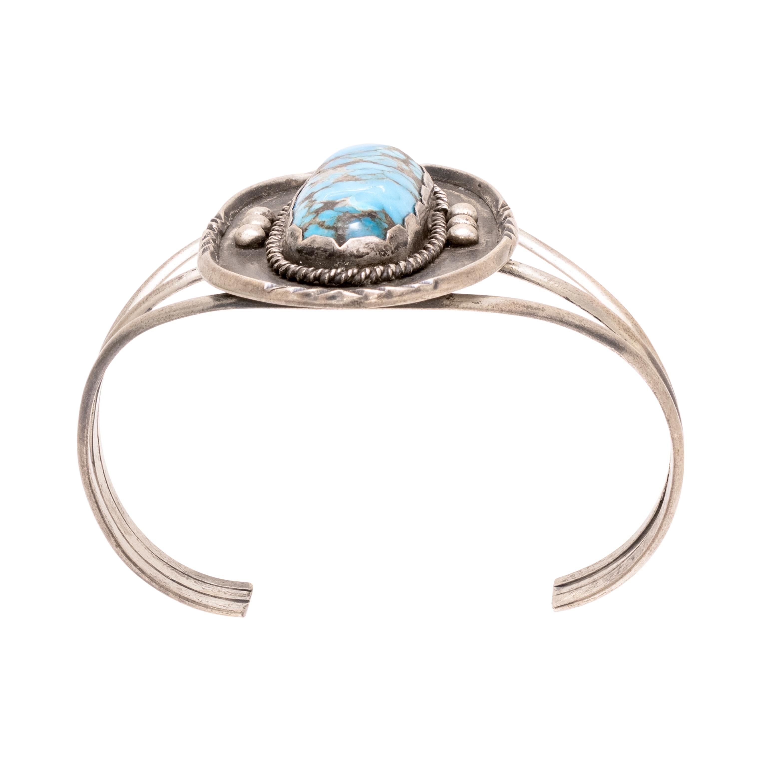 Bracciale in turchese Navajo e argento sterling. Single Stone di splendido turchese di Morenci, con una colorazione blu brillante e una matrice grigia e di quarzo e una profondità sorprendente. In un castone geometrico con bordo in corda ritorta e