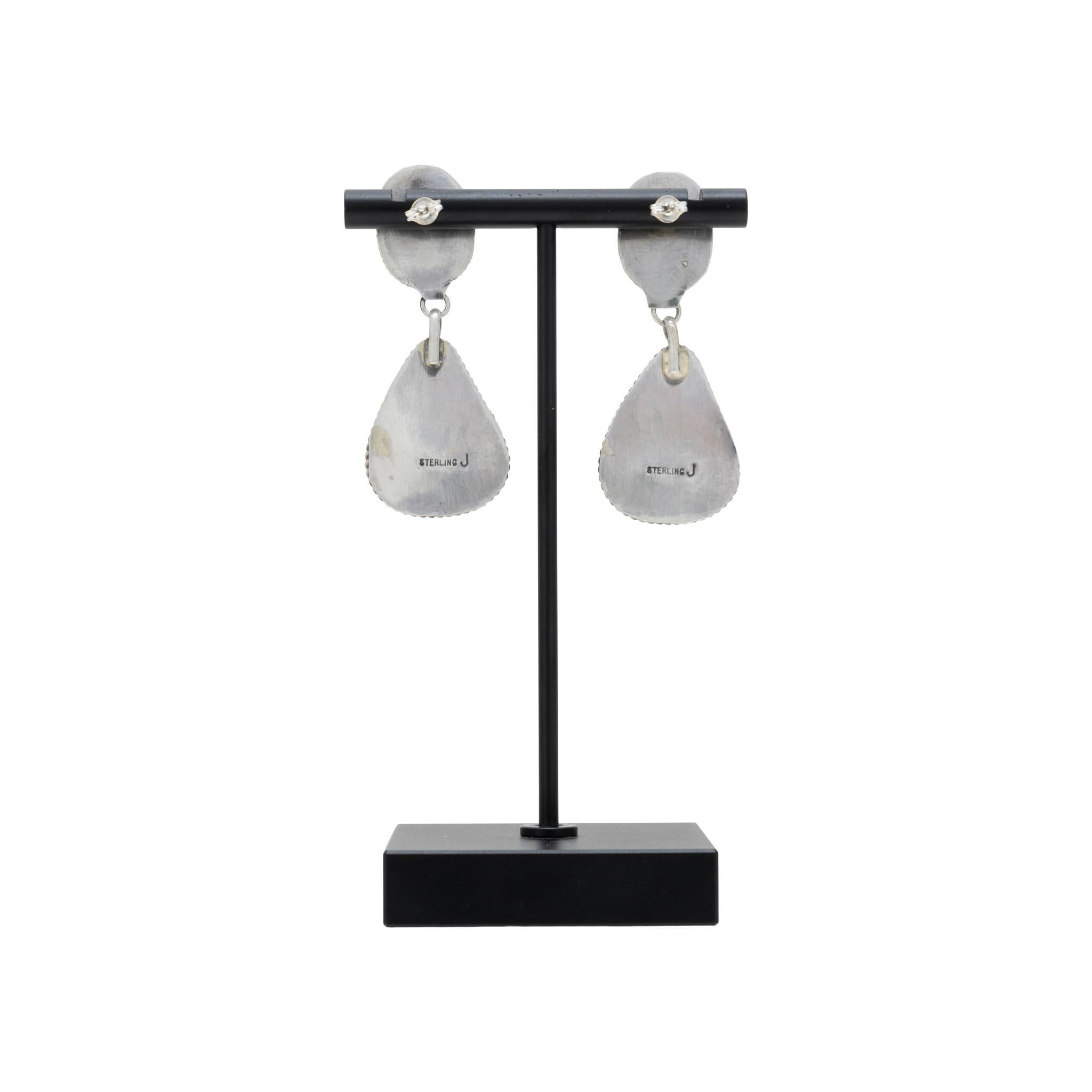 Orecchini a goccia in turchese Kingman Navajo e argento sterling. Pietre di qualità, non trattate, incastonate in argento sterling. Bellissimo colore blu chiaro con matrice marrone scuro e chiaro. Le pietre superiori sono ovali e quelle inferiori