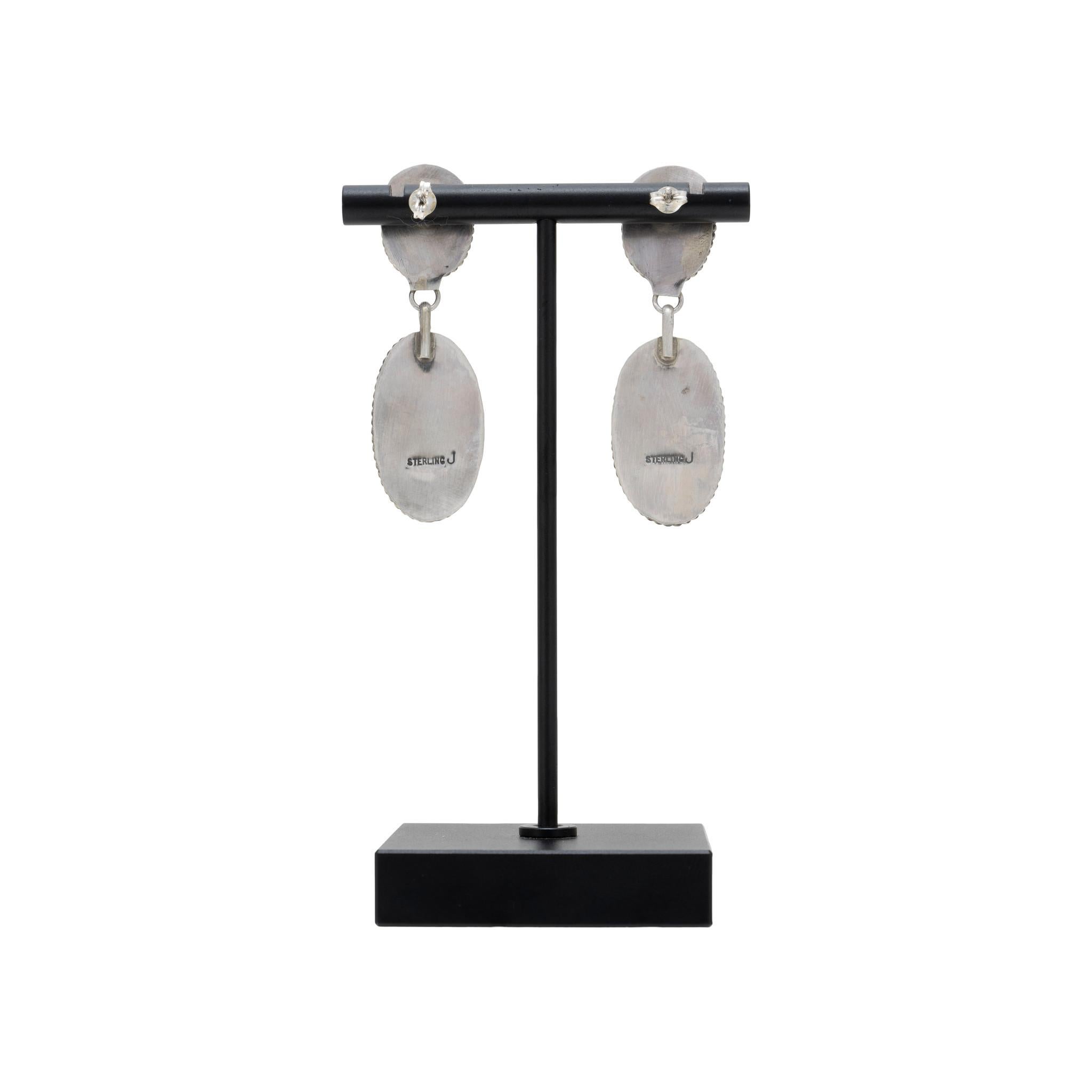 Orecchini a goccia in turchese Kingman del Navajo e argento sterling con chiusura a perno. Pietre di qualità, non trattate, incastonate in argento sterling. Le pietre sono di un blu brillante con una buona profondità e una matrice marrone dorato. Le