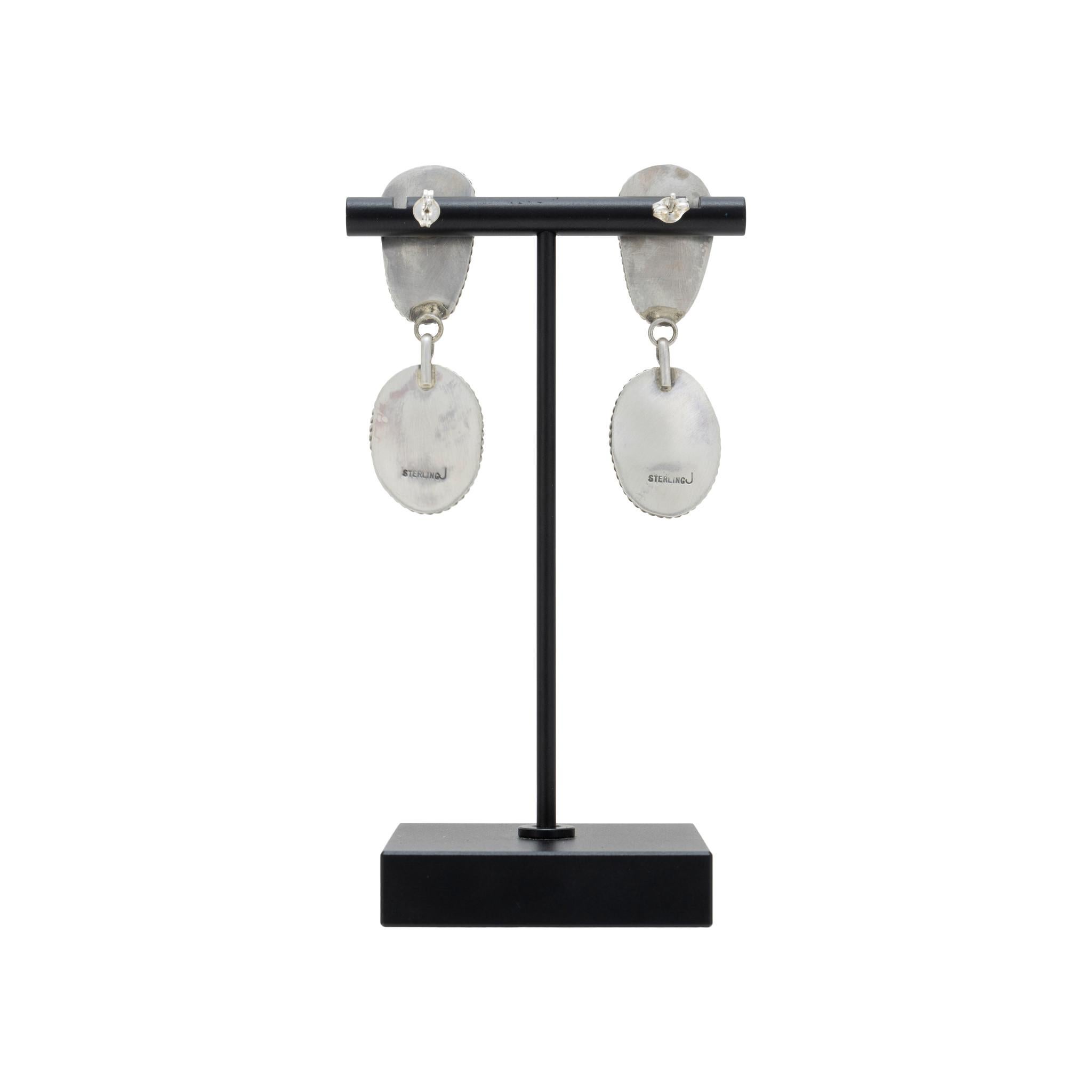 Orecchini a goccia in turchese Kingman del Navajo e argento sterling con chiusura a perno. Pietre di qualità, non trattate, incastonate in argento sterling. Bellissimo colore blu brillante, grande profondità e bella matrice marrone-dorata. Ogni