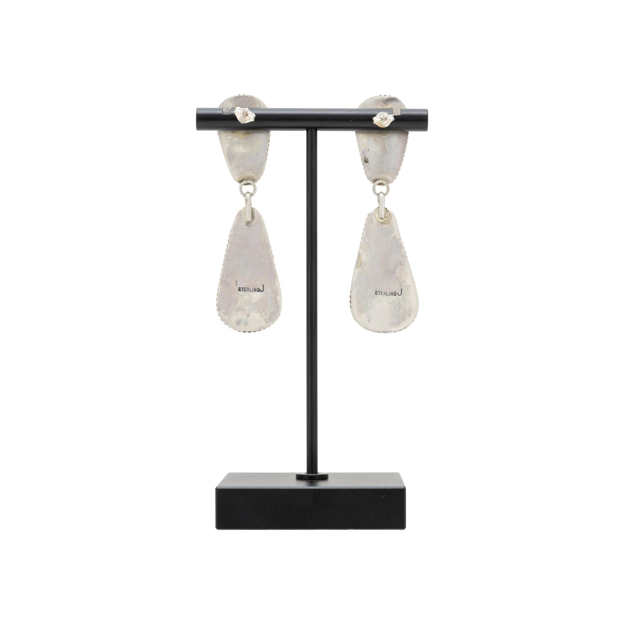 Orecchini a goccia in turchese Kingman del Navajo e argento sterling con chiusura a perno. Pietre di qualità, non trattate, di colore blu chiaro e di grande profondità con matrice marrone e dorata. Le pietre superiori e inferiori sono tagliate a