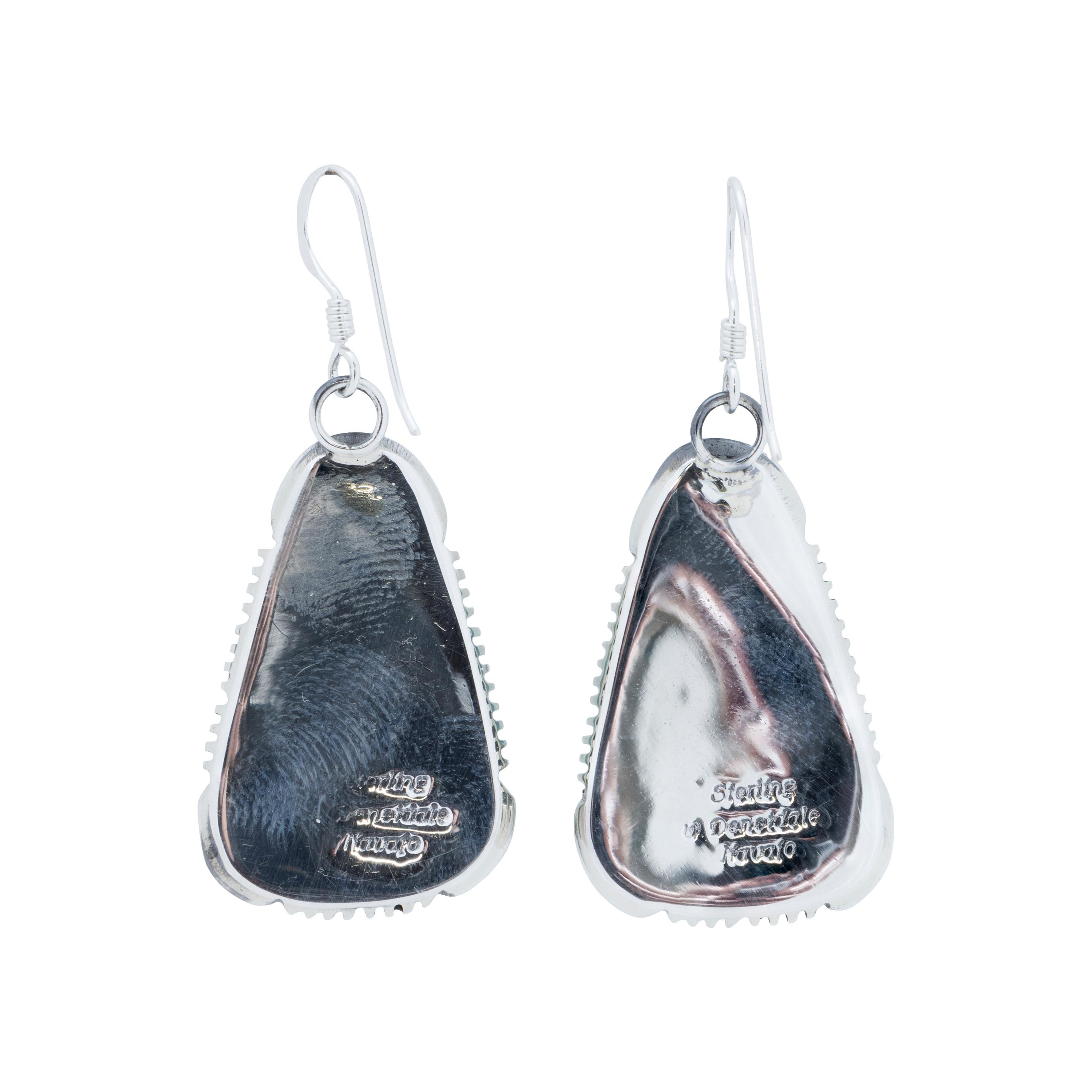 Orecchini in argento sterling Navajo e turchese Kingman. Pietre naturali e non trattate in cima a un classico bordo in corda ritorta con segni di taglio e palmette stampate a mano. Realizzato dall'argentiere navajo W. Will Denetdale e timbrato