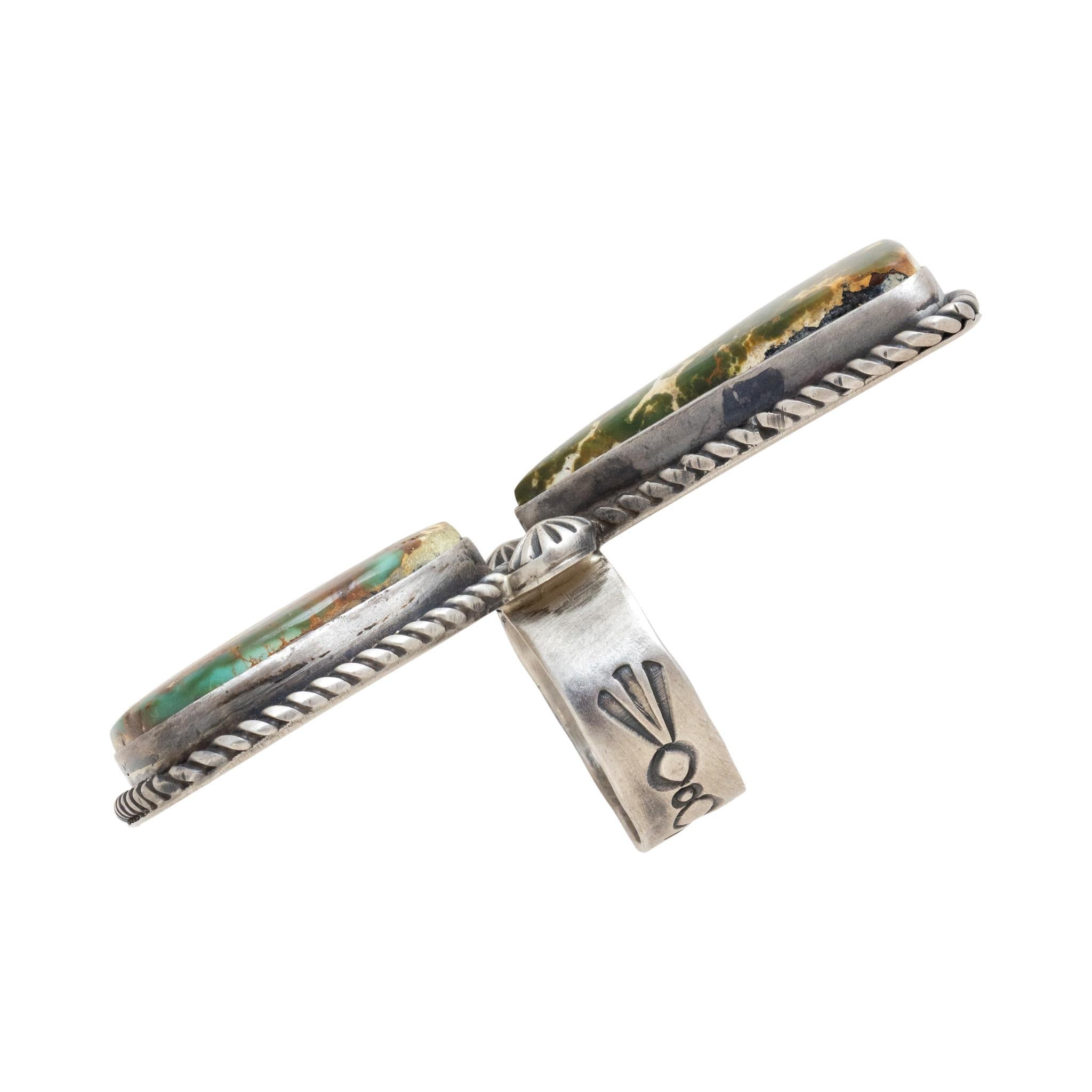 Anello Navajo Carico Lake in turchese e argento sterling. Con due splendide pietre di colore verde intenso con un'eccezionale matrice dorata e marrone. Il più piccolo ha una forma asimmetrica, l'altro una forma a triangolo. Ciascuna pietra è