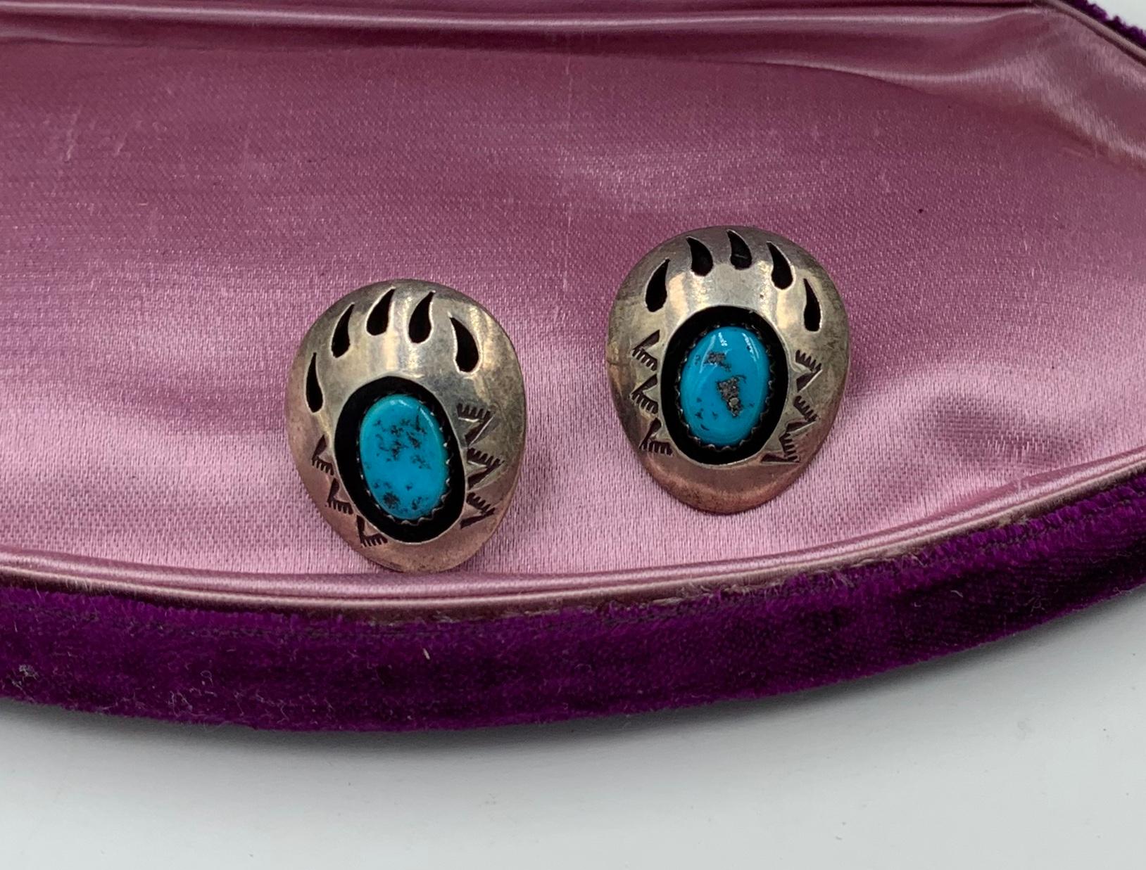 Ein atemberaubendes Paar antiker Navajo-Türkis-Schattenbox-Bärentatzen-Ohrringe, signiert von Navajo-Künstler Teddy Goodluck.  Die Ohrringe mit dem Bärentatzen-Motiv mit dem schönen Türkis in der gewölbten Shadowbox-Optik.  Die Ohrringe sind mit dem