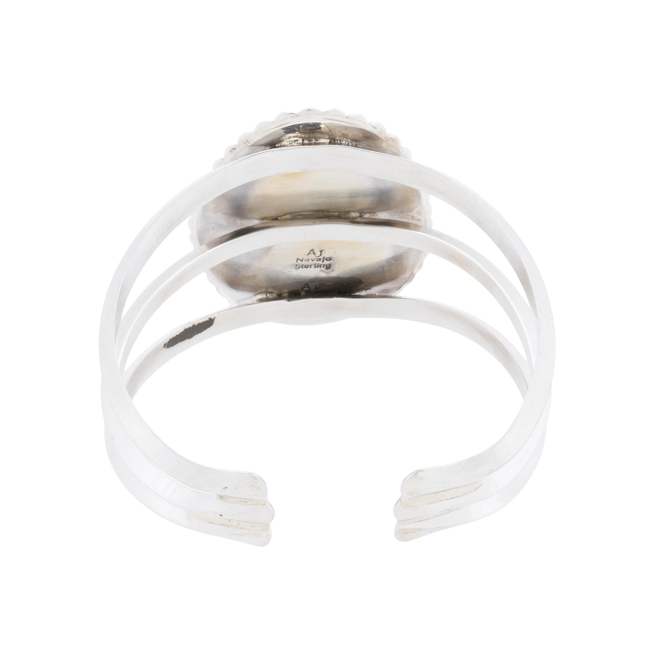 Turchese Navajo Kingman su fascia in argento sterling. Pietra di eccezionale qualità di grado A circondata da perline classiche in argento sterling su tre bande lucide e fuse. Realizzato dall'argentiere Navajo Avin Joe e marchiato 