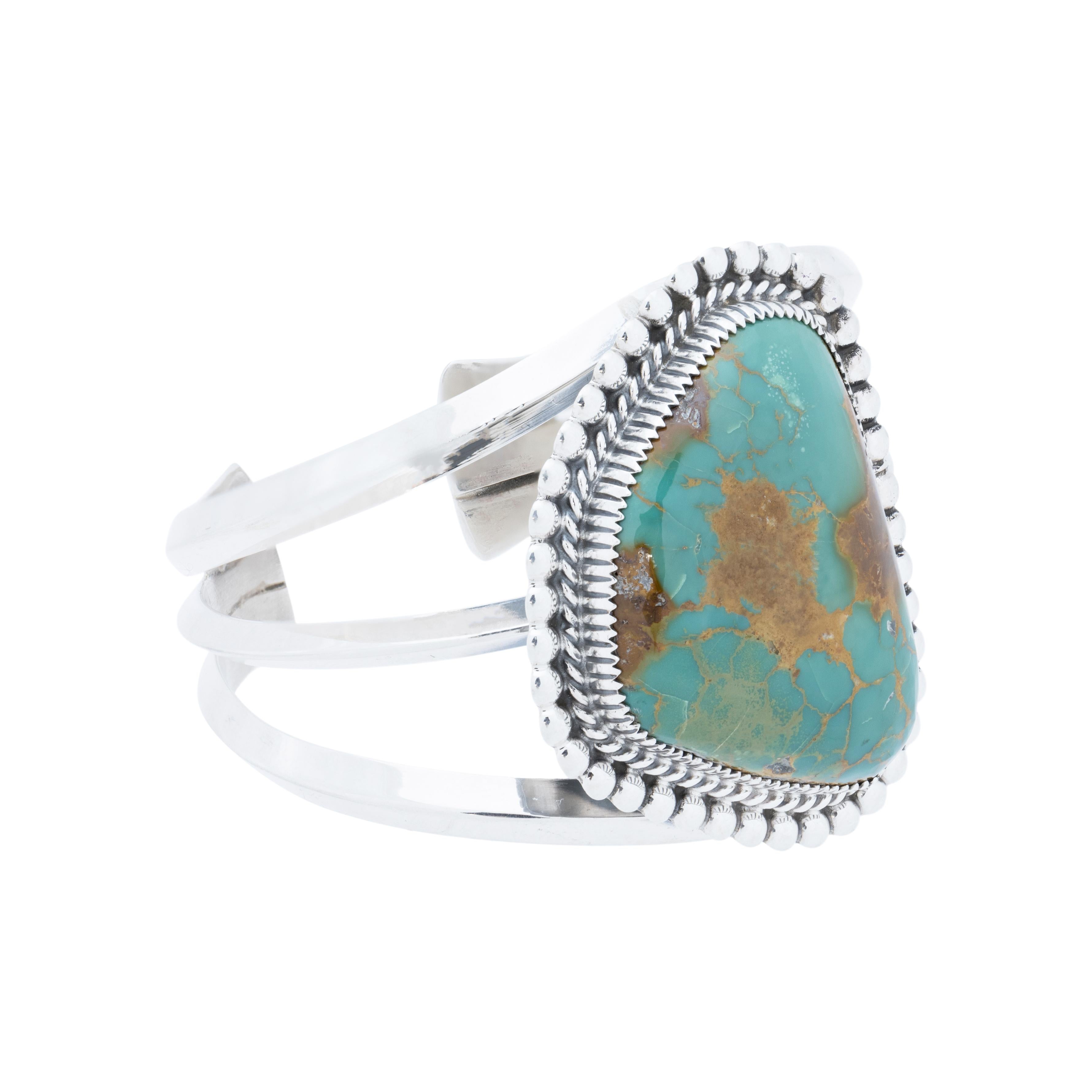 Turchese Royston del Navajo su fascia d'argento. Pietra di eccezionale qualità di grado A circondata da perline classiche in argento sterling su tre bande lucide e fuse. Realizzato dall'argentiere Navajo Avin Joe e marchiato 