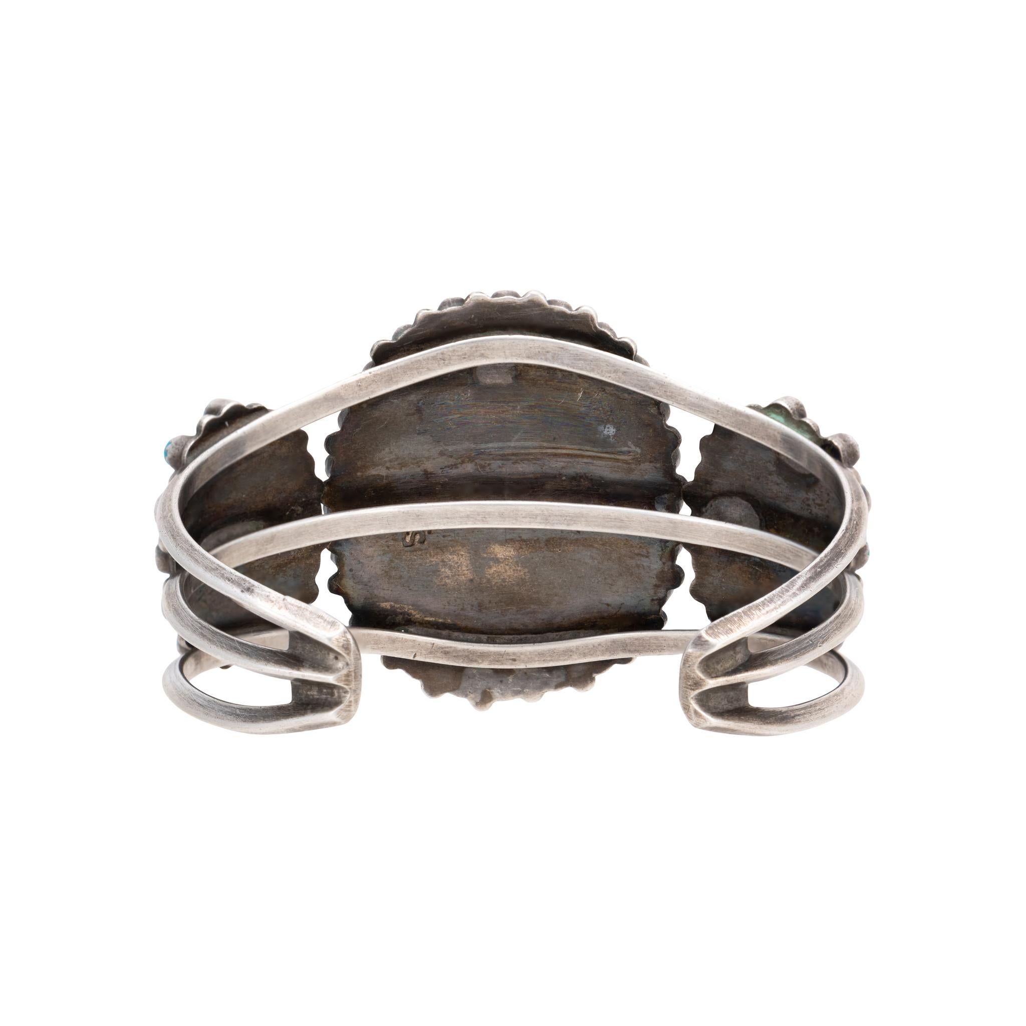 Navajo Dornröschen Türkis und Sterling Silber Cluster Petit Point Armband. Dieses dynamische Armband besteht aus über 80 einzelnen Türkiscabochons in Sägezahnfassungen, die mit gedrehtem Draht und silbernen Punkten akzentuiert sind. Die