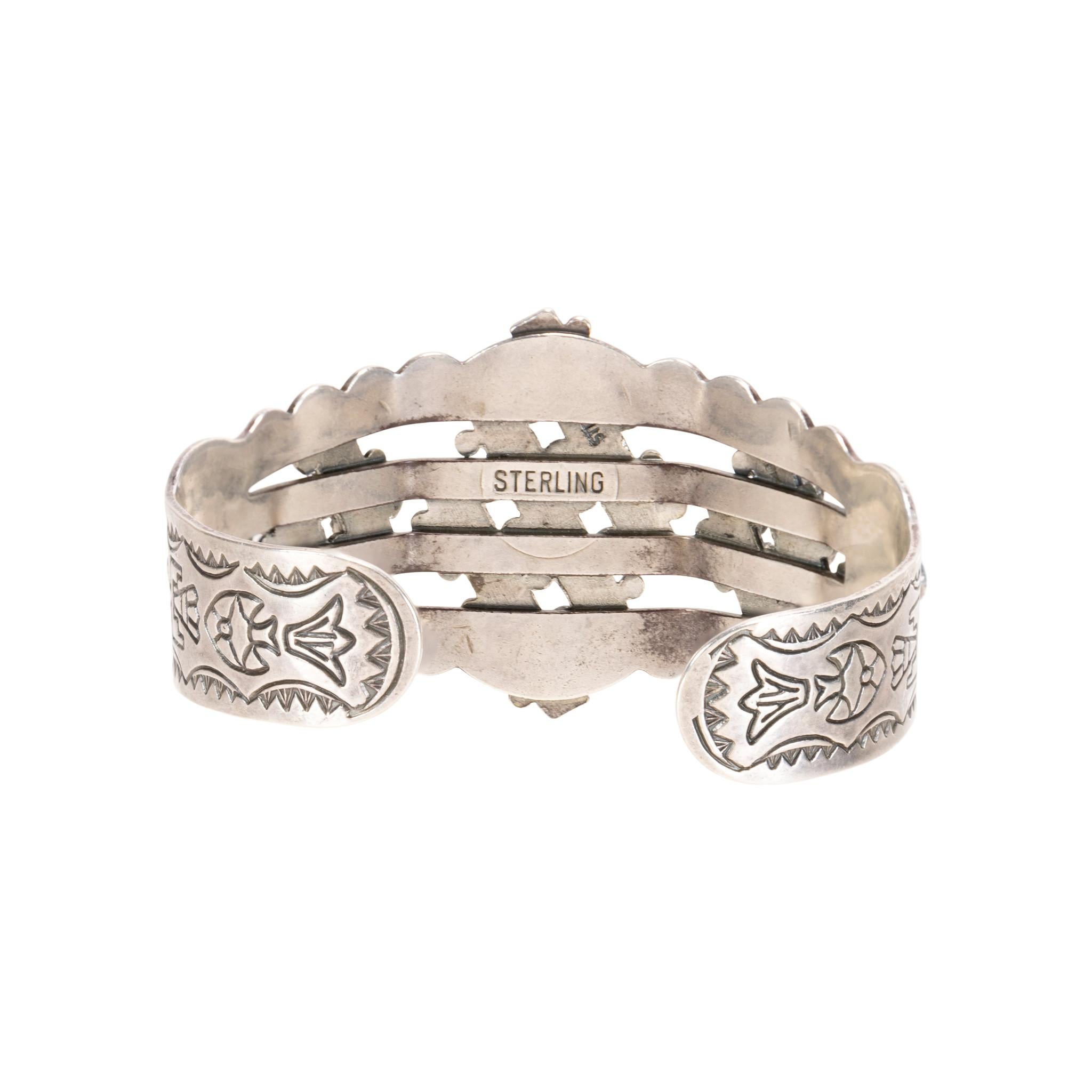 Bracciale Navajo in turchese petit point e argento sterling. 35 pietre blu e verde intenso di taglio rotondo incastonate in un disegno geometrico a grappolo con accenti di perline in argento. Attaccata a un bracciale a quattro bande in argento
