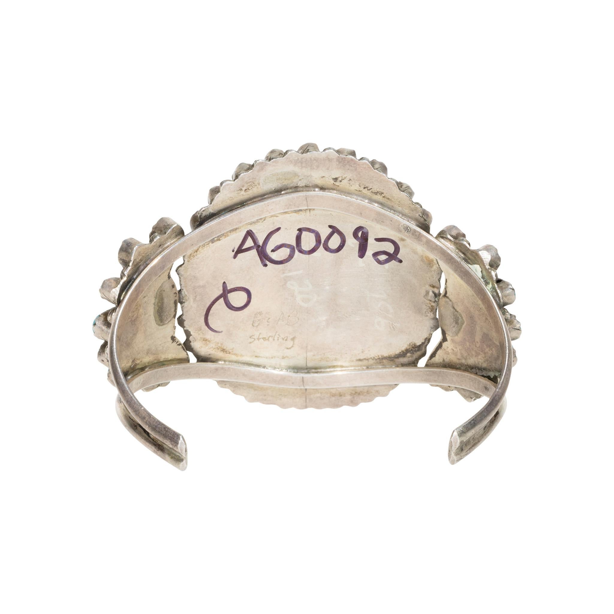 Bracciale a grappolo in turchese petit point Navajo Sleeping Beauty e argento sterling. 60 pietre azzurre disposte nel tradizionale design a raggiera con accenti a ventaglio sui lati. Incastonato in un bracciale a doppia fascia. Ottimo per un