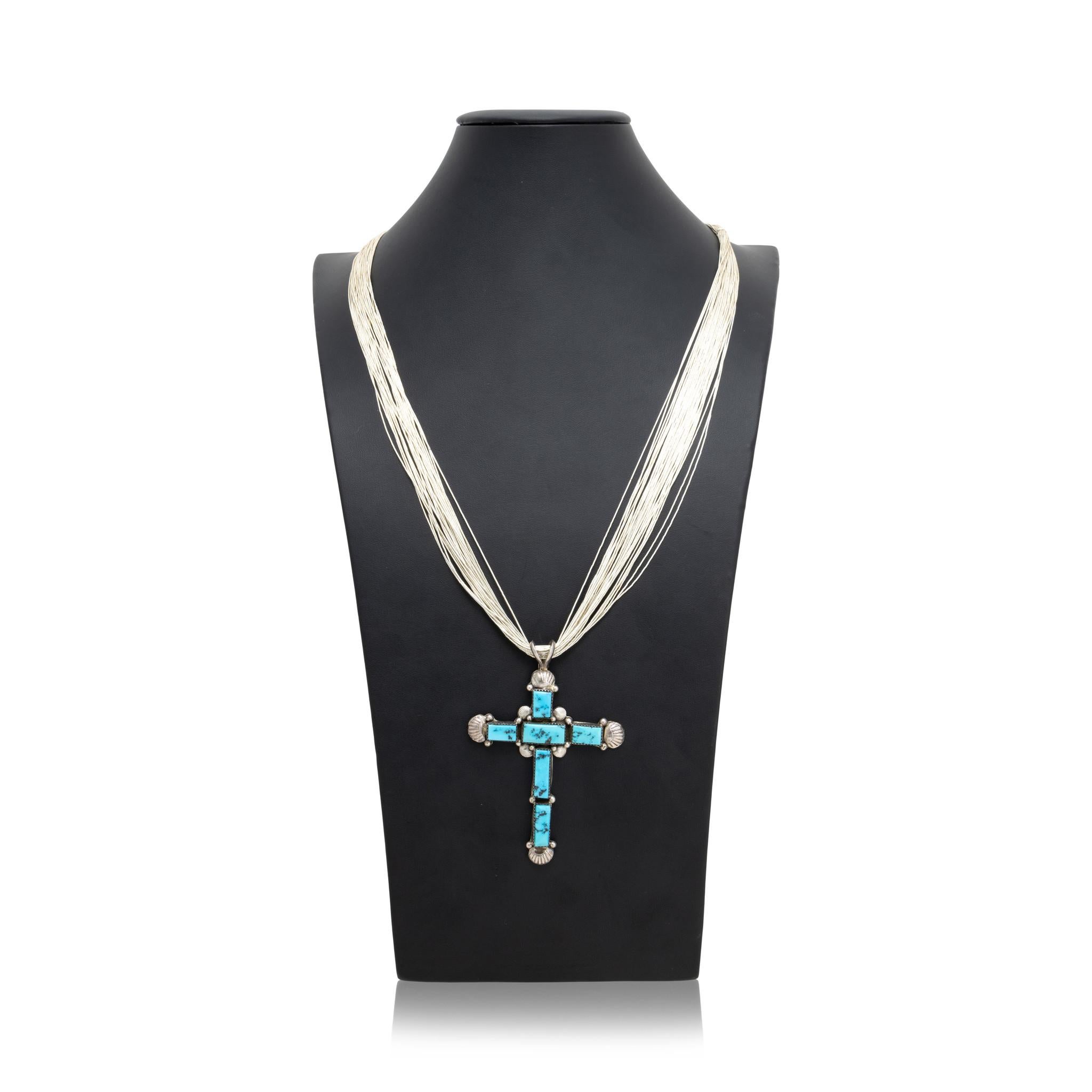 Ciondolo a forma di croce con palmette stampate a mano, in argento sterling e Navajo Indian, su catena in argento liquido a 30 fili. La croce ha sei pietre rettangolari con un bel colore brillante e una matrice minima. Sterling è luminoso e ben