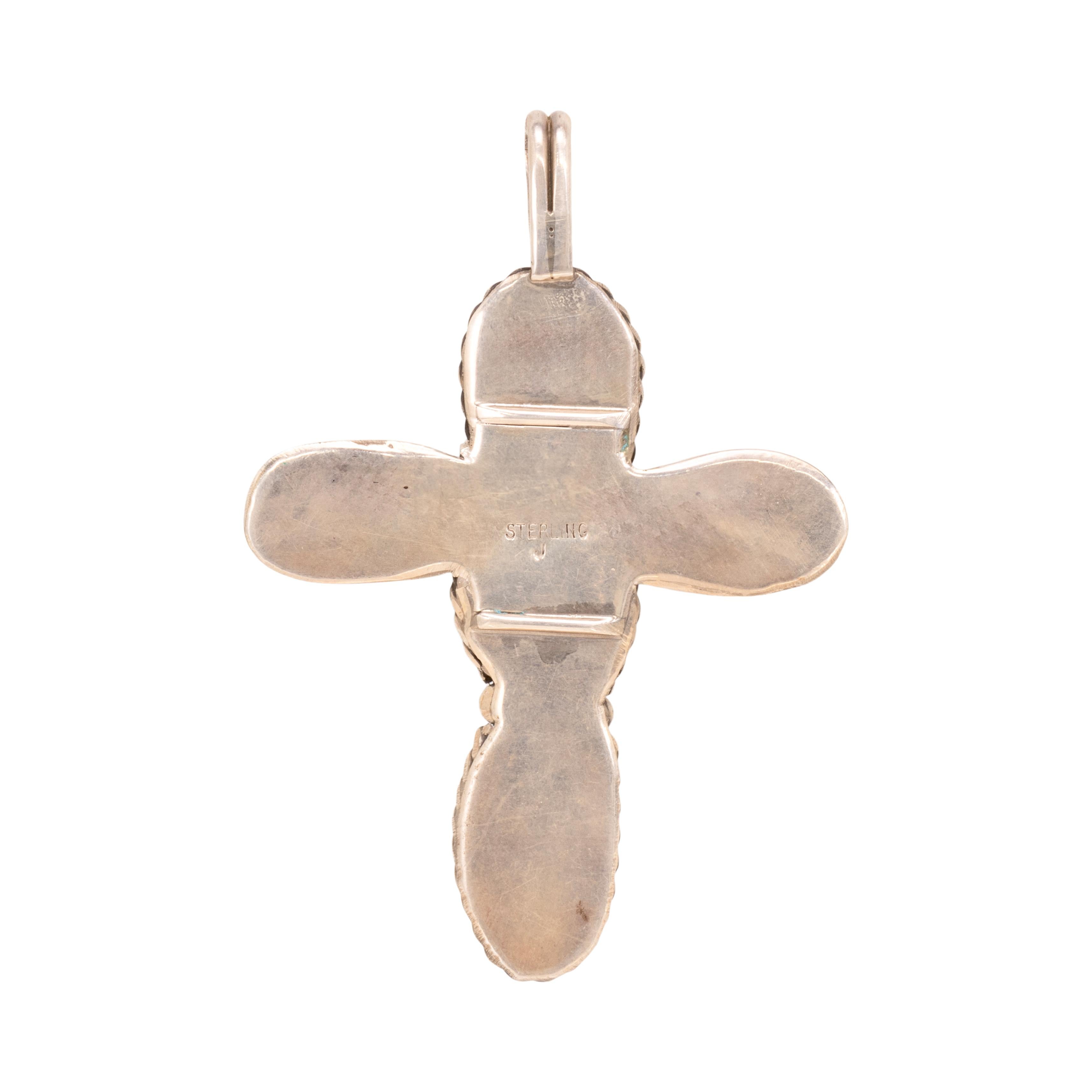 Navajo-Türkis und Sterling Silber Kreuz Anhänger. Unterzeichnet Navajo J. Jas Livingtson. Mit fünf großen, natürlichen, unbehandelten Kingman-Türkisen mit minimaler Gold- und Silbermatrix. Zentrale Steine, umgeben von einem gedrehten Seil und
