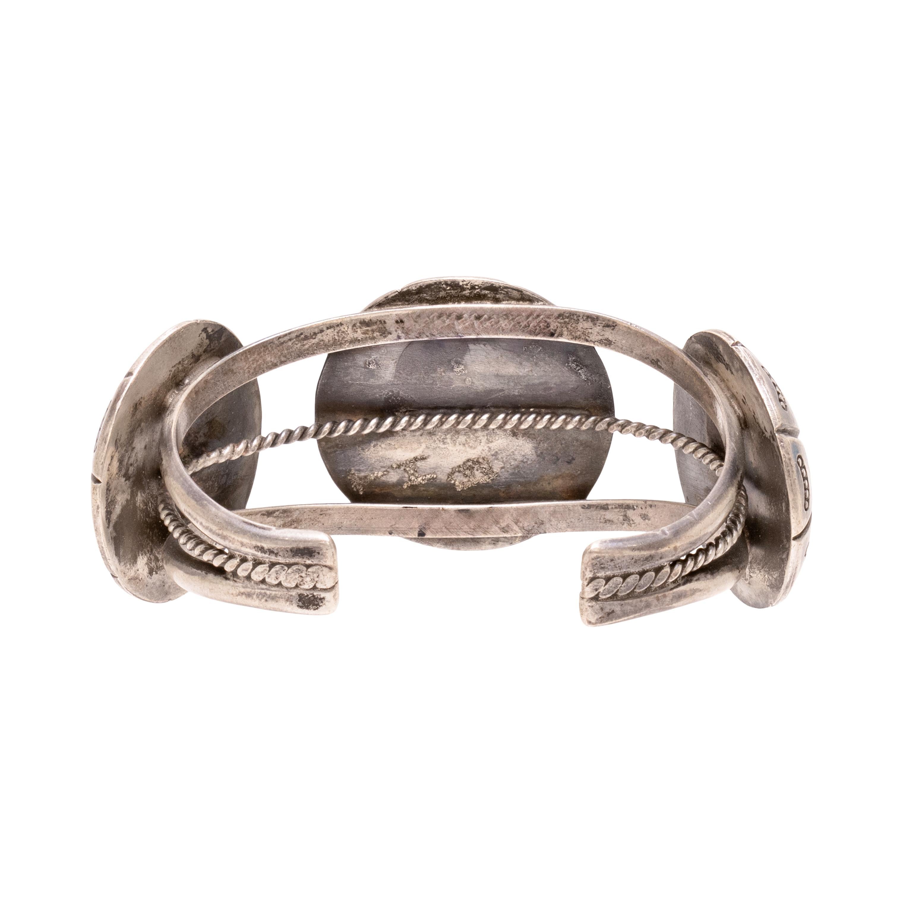 Navajo Drei-Stein-Türkis-Armband. Jeder Stein ist in einer dicken, geprägten Sterling-Bordüre eingefasst und in einer Schattenbox gegen ein dreisträngiges Band mit einem gedrehten Seil in der Mitte eingelegt. Unterzeichnet THB. Der Türkis stammt aus