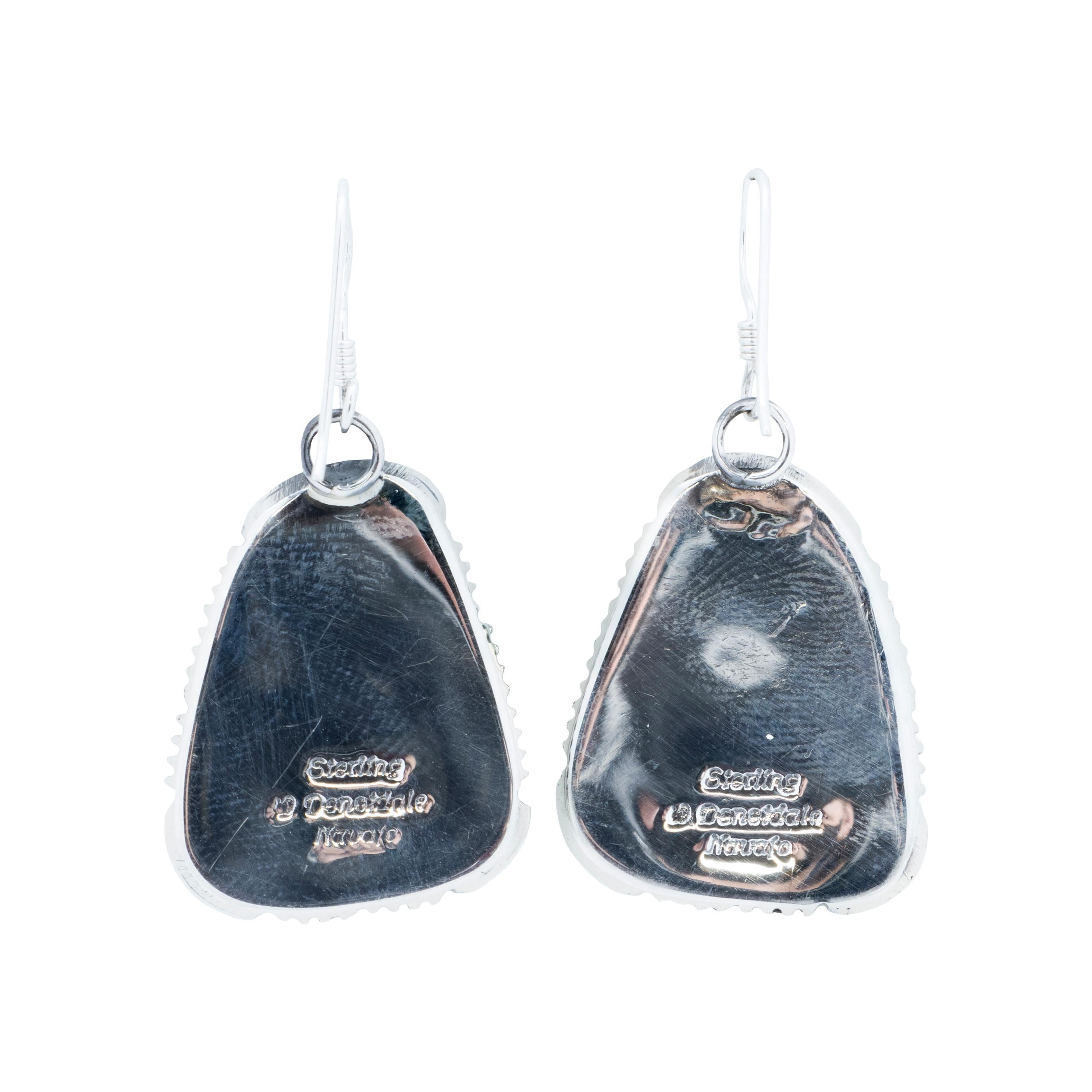Orecchini in argento sterling Navajo e turchese Kingman. Pietre naturali e non trattate in cima a un classico bordo in corda ritorta con segni di taglio e palmette stampate a mano. Realizzato dall'argentiere navajo W. Will Denetdale e timbrato