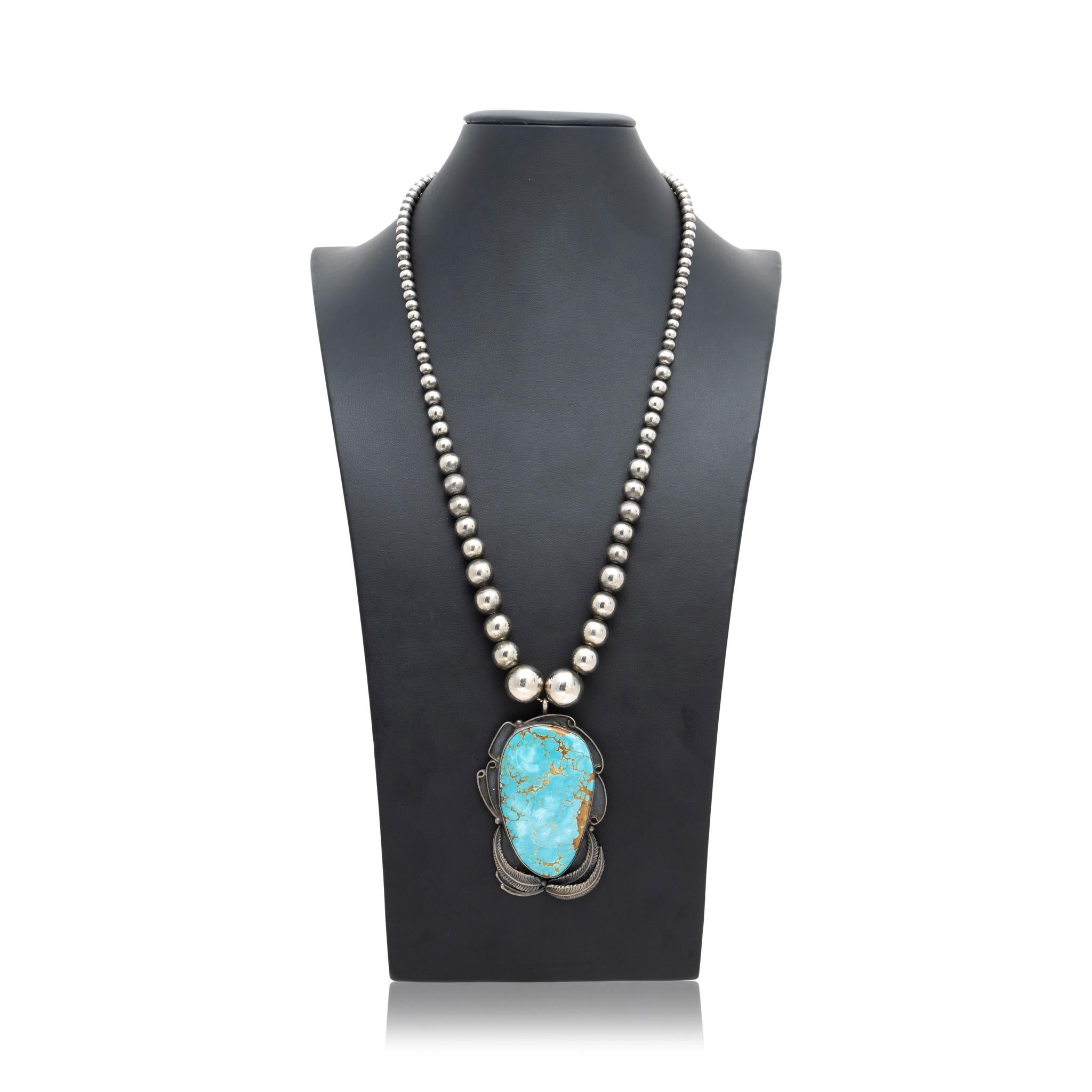 Navajo Indianer Halskette aus Sterlingsilber und Blue Diamond Türkis. Abgestufte Navajo-Perlenkette aus Sterlingsilber mit einer großen Türkisplatte in einer Sterling-Schattenbox mit Blattdesign. Viel Patina, die das Alter zeigt. Großartiger,