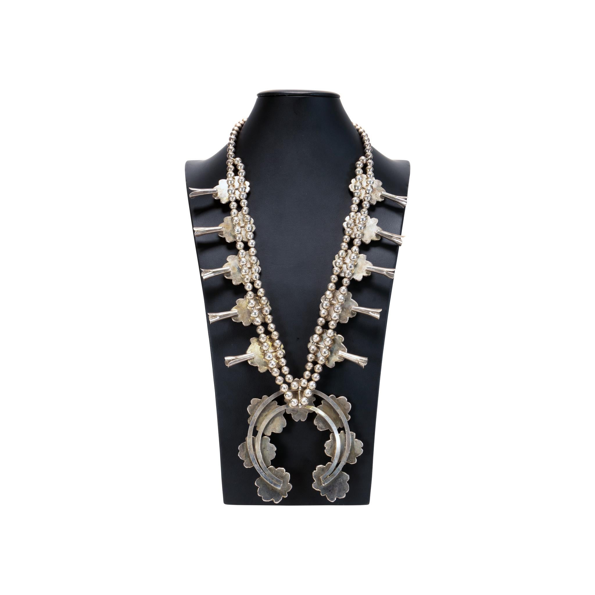 Collar Navajo de turquesa Battle Mountain y flor de calabaza de plata de ley. Diez piedras naturales de calidad engastadas en diseños de pétalos con detalles estampados a mano y borde de cuerda retorcida que termina en una naja adicional de siete