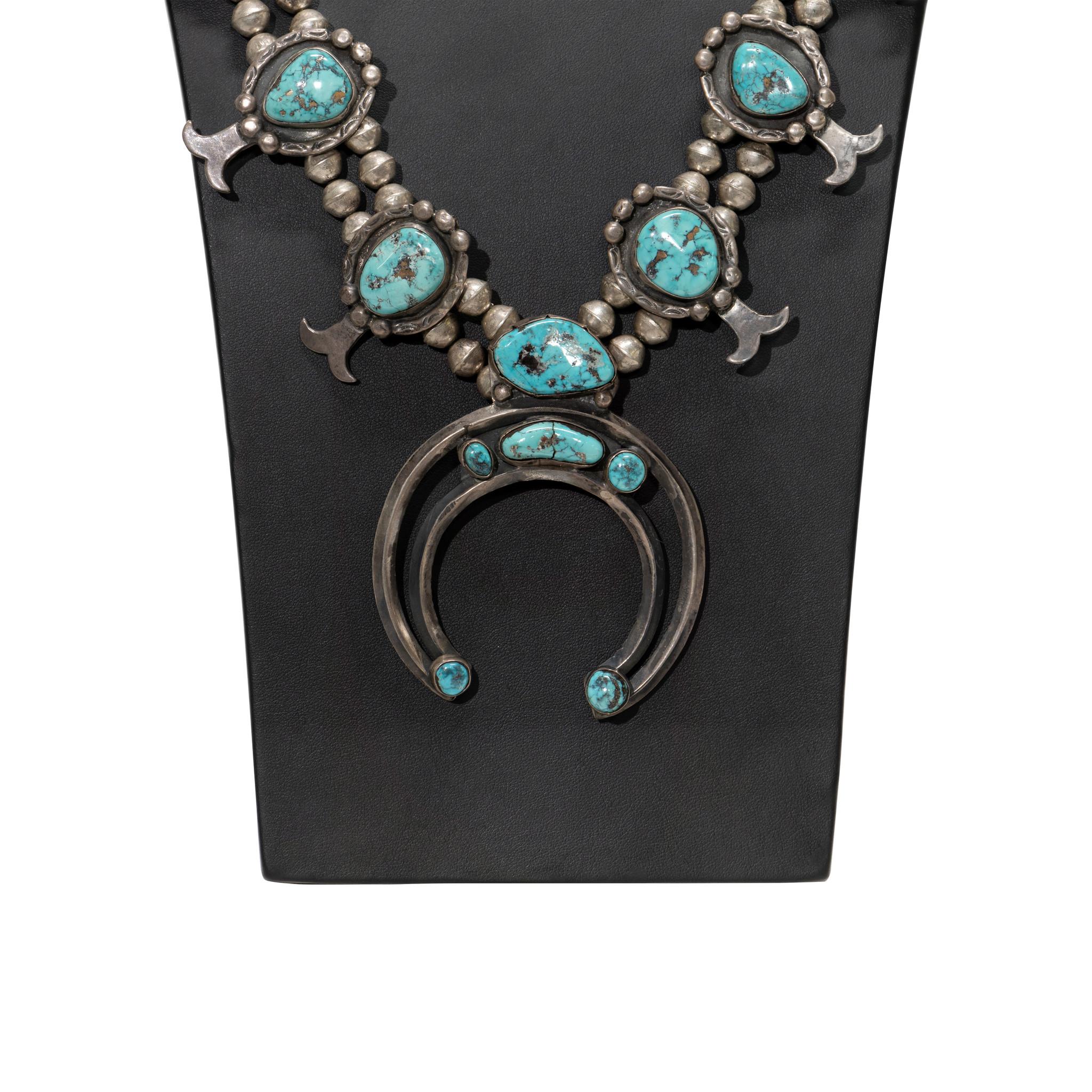 Collana di turchesi Morenci del Navajo e fiori di zucca in argento. Dieci grandi pietre di qualità incastonate in una scatola d'ombra con bordo in corda intrecciata e perline in argento. Naja ha cinque pietre più piccole incastonate in una semplice