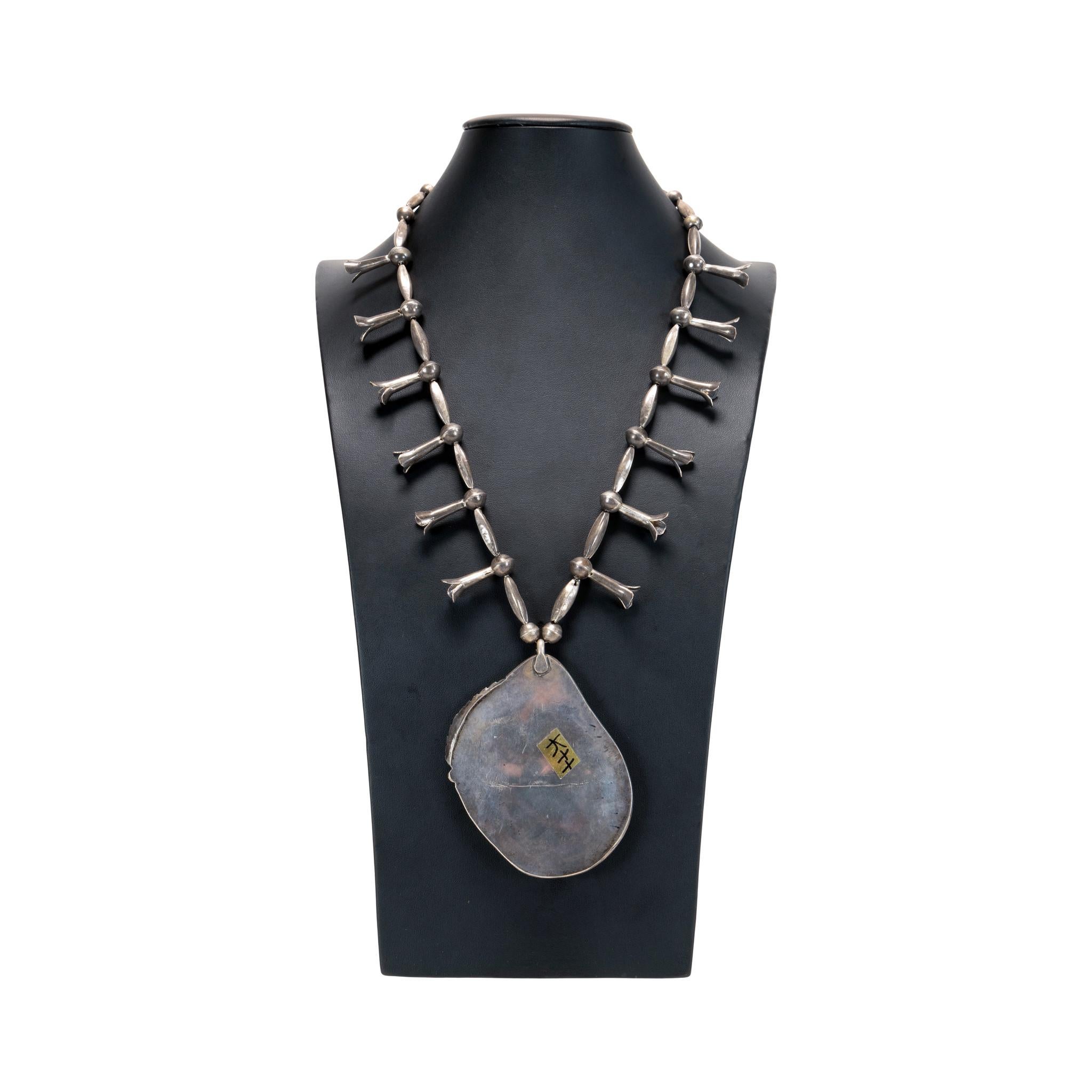 Vecchia collana di pegno in argento sterling Navajo e turchese Kingman con grande pepita di turchese a forma di foglia, 3