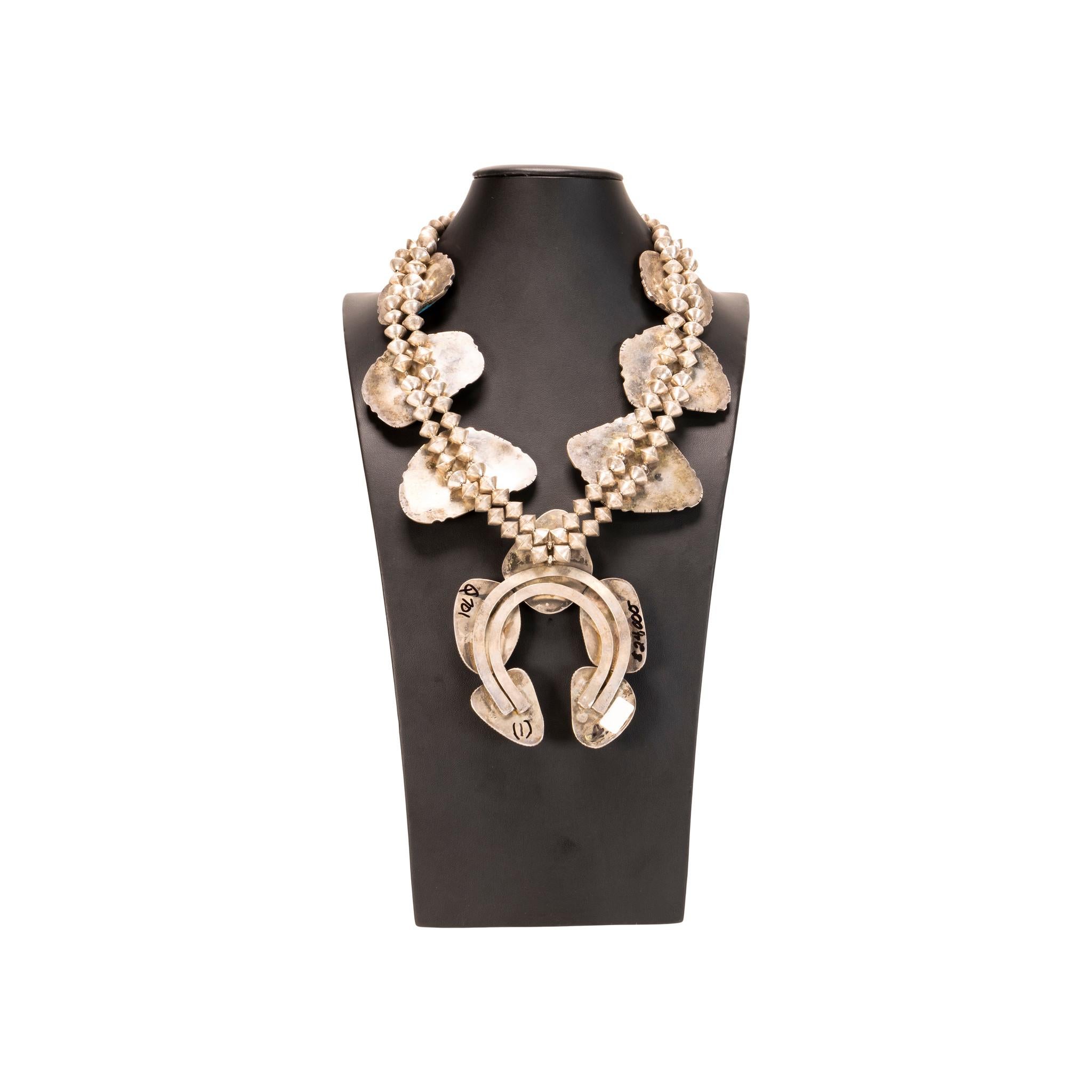 Eccezionale collana di fiori di zucca in argento sterling Navajo e turchese Morenci. Grandi pietre di turchese naturale e perline d'argento stampate a mano. Le pietre sono di un blu brillante con una splendida matrice d'argento, racchiuse in un
