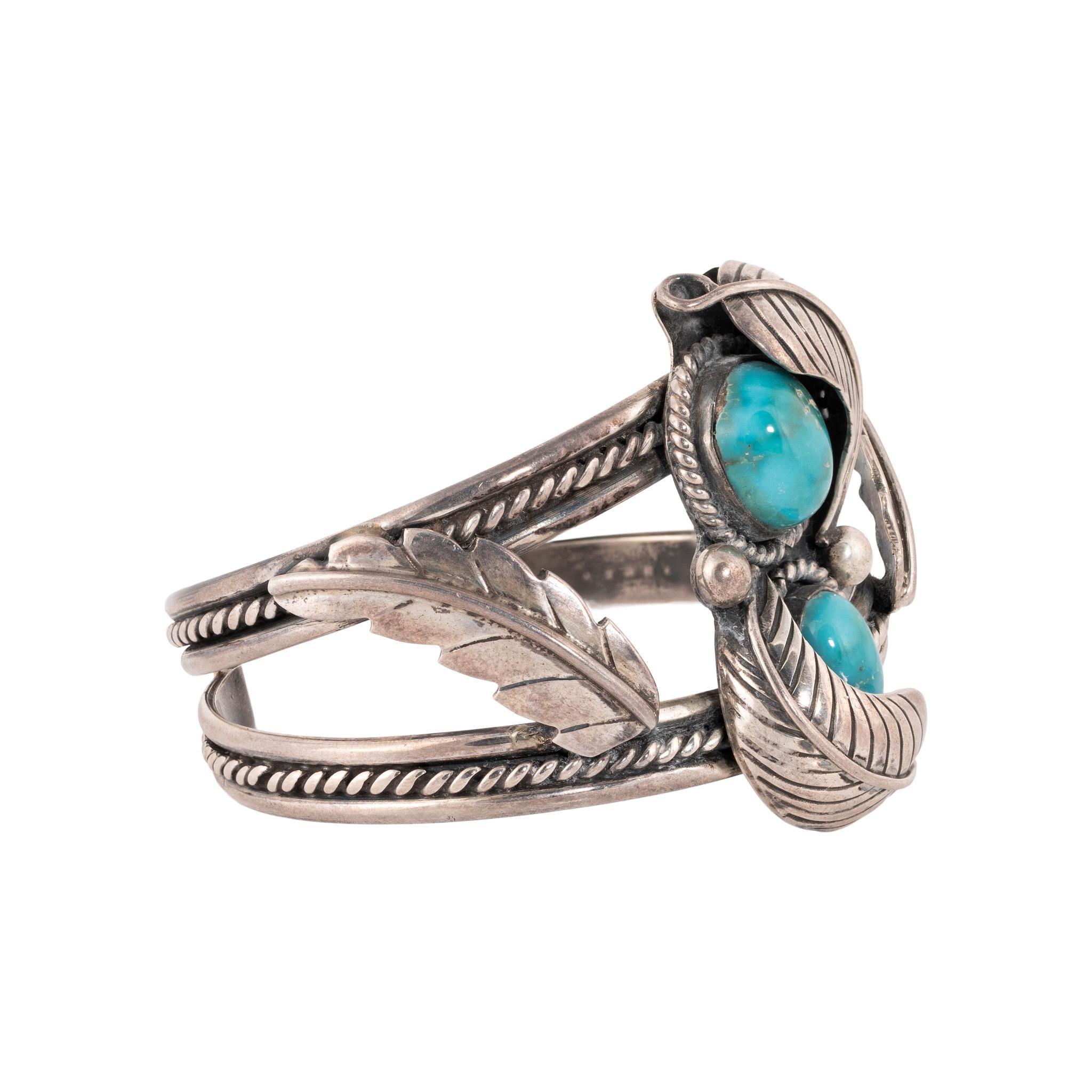 Taglio ovale Bracciale Navajo con due pietre di turchese e argento sterling in vendita