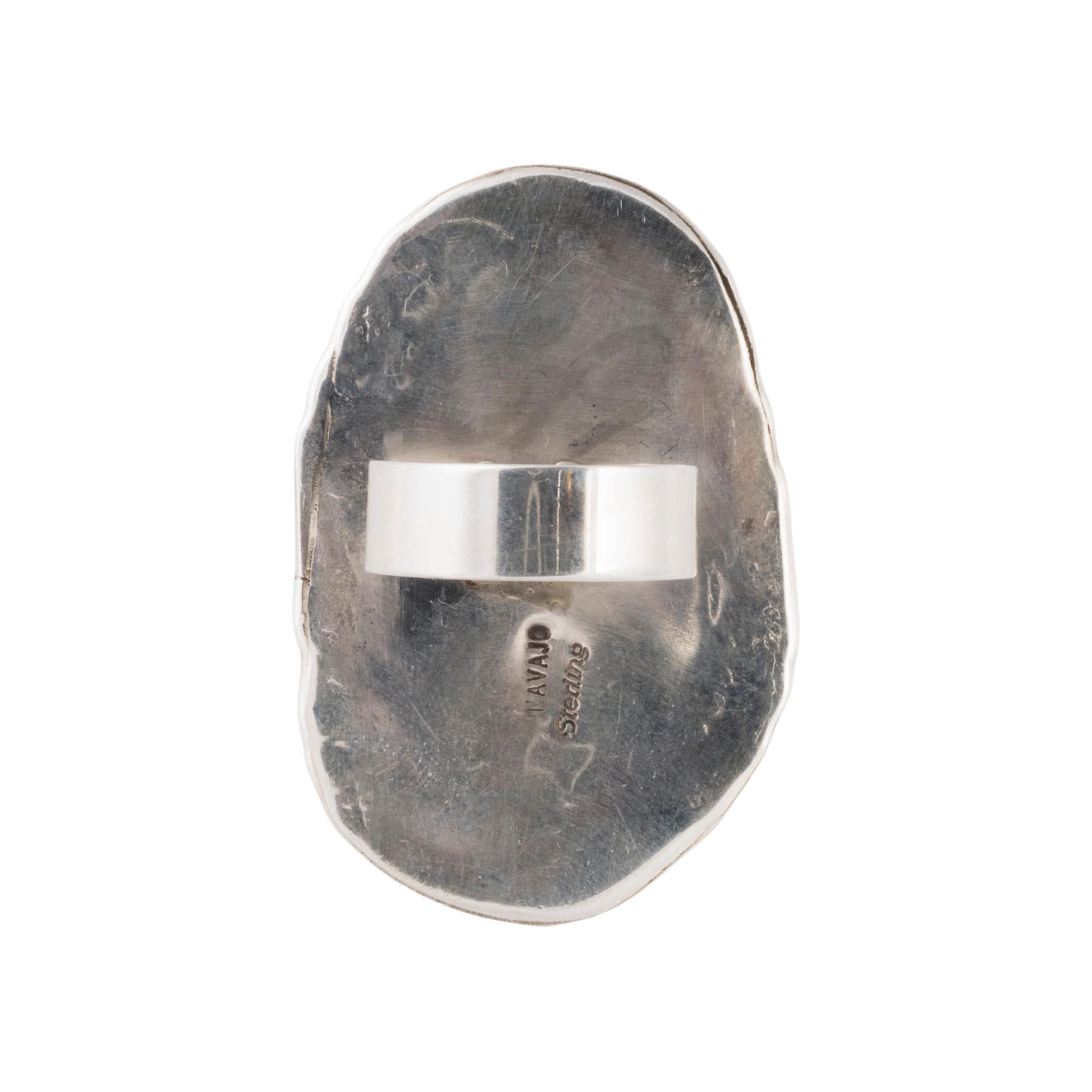 Anello in argento sterling Navajo con grande pietra turchese Water Web circondata dal classico bordo in corda ritorta e da una fascia spessa. Timbro 