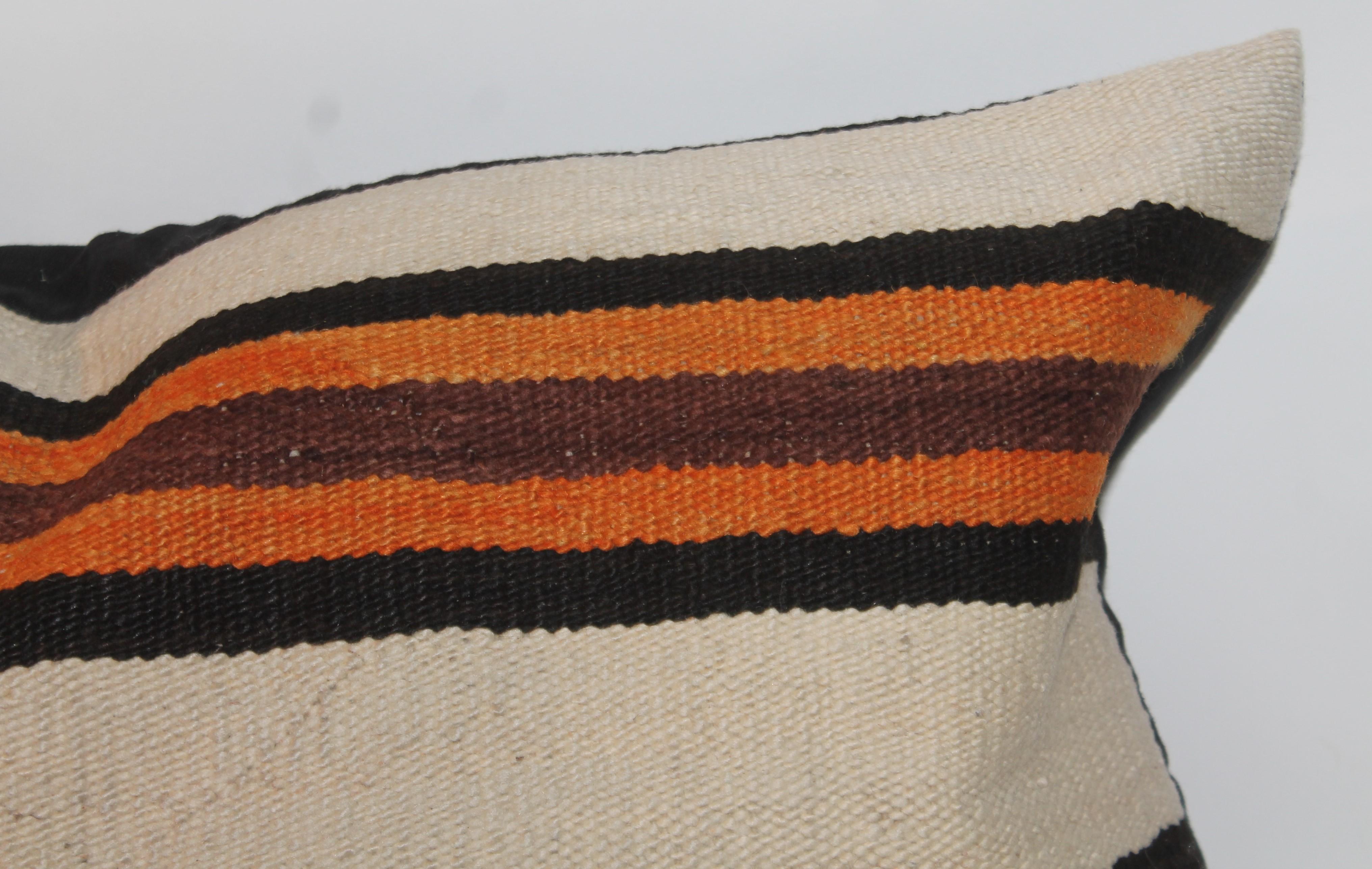 Tapis de tissage Navajo, oreiller sur mesure avec support en lin noir. Insert en plumes et duvet neufs.