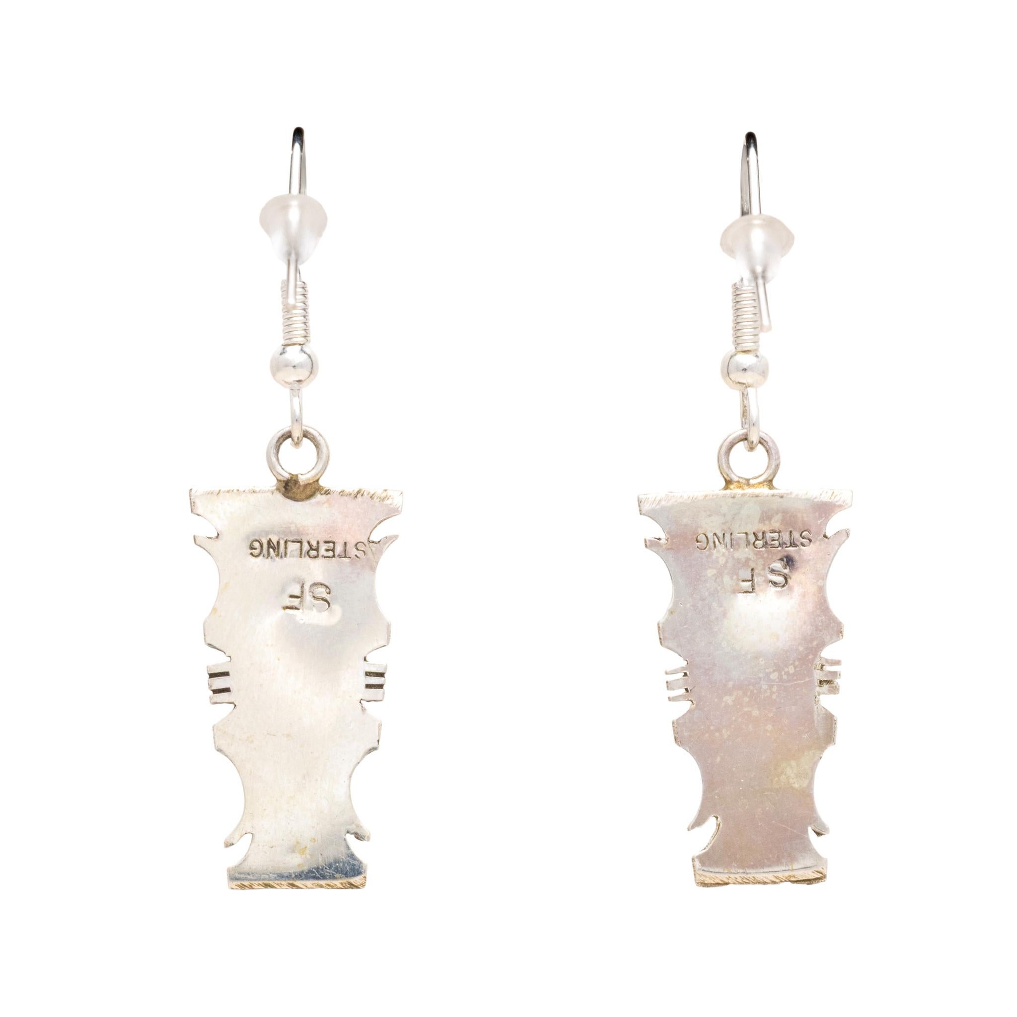 Orecchini pendenti in turchese Navajo White Buffalo e argento sterling.  Le pietre hanno un colore bianco e nero intenso con un'ottima matrice. Separati da linee di sterline e incastonati in un rettangolo oblungo. Con un bordo a tratteggio