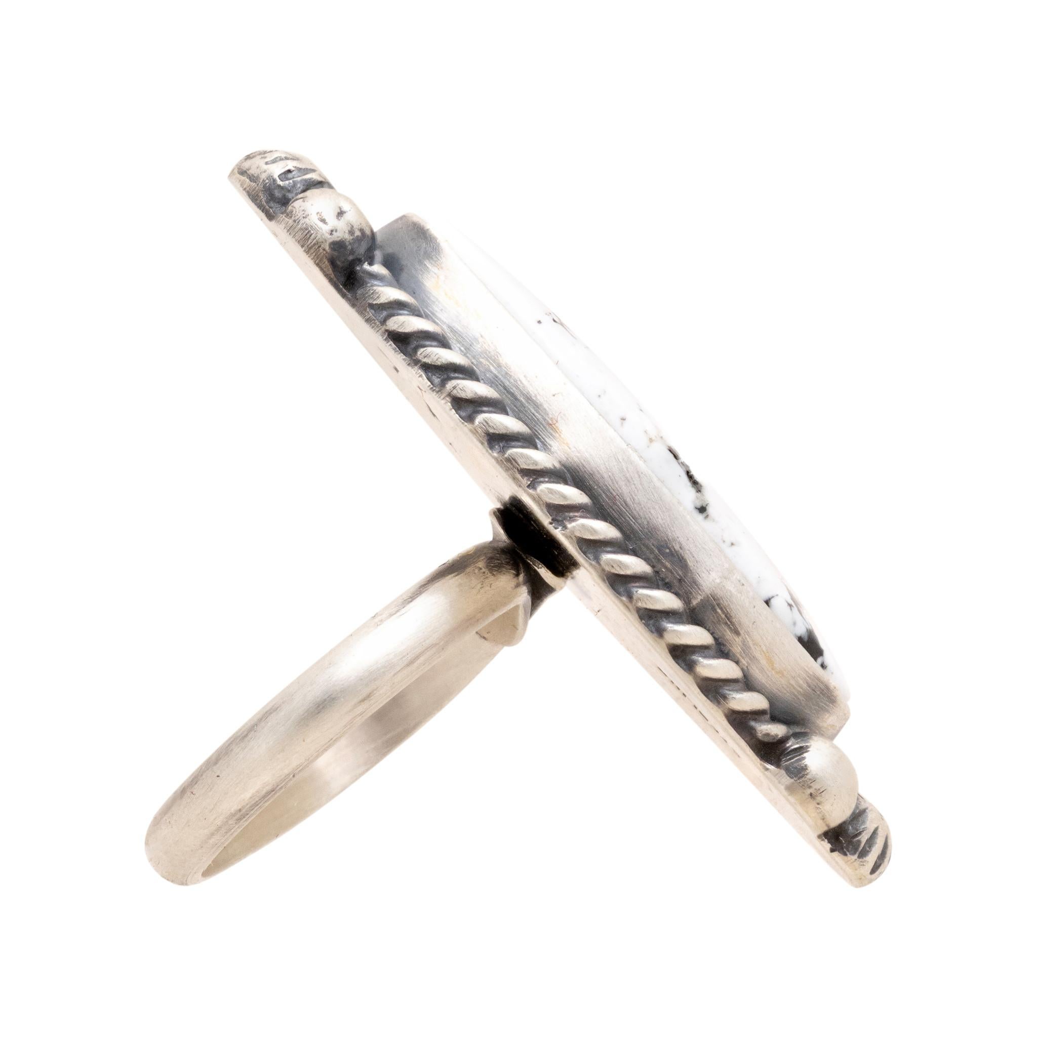 Anello regolabile in turchese Navajo White Buffalo e argento sterling. Realizzato dall'argentiere Navajo Augustine Largo. Grande pietra di qualità di grado A, naturale e non trattata, di colore bianco e nero. In un castone liscio con bordo in corda