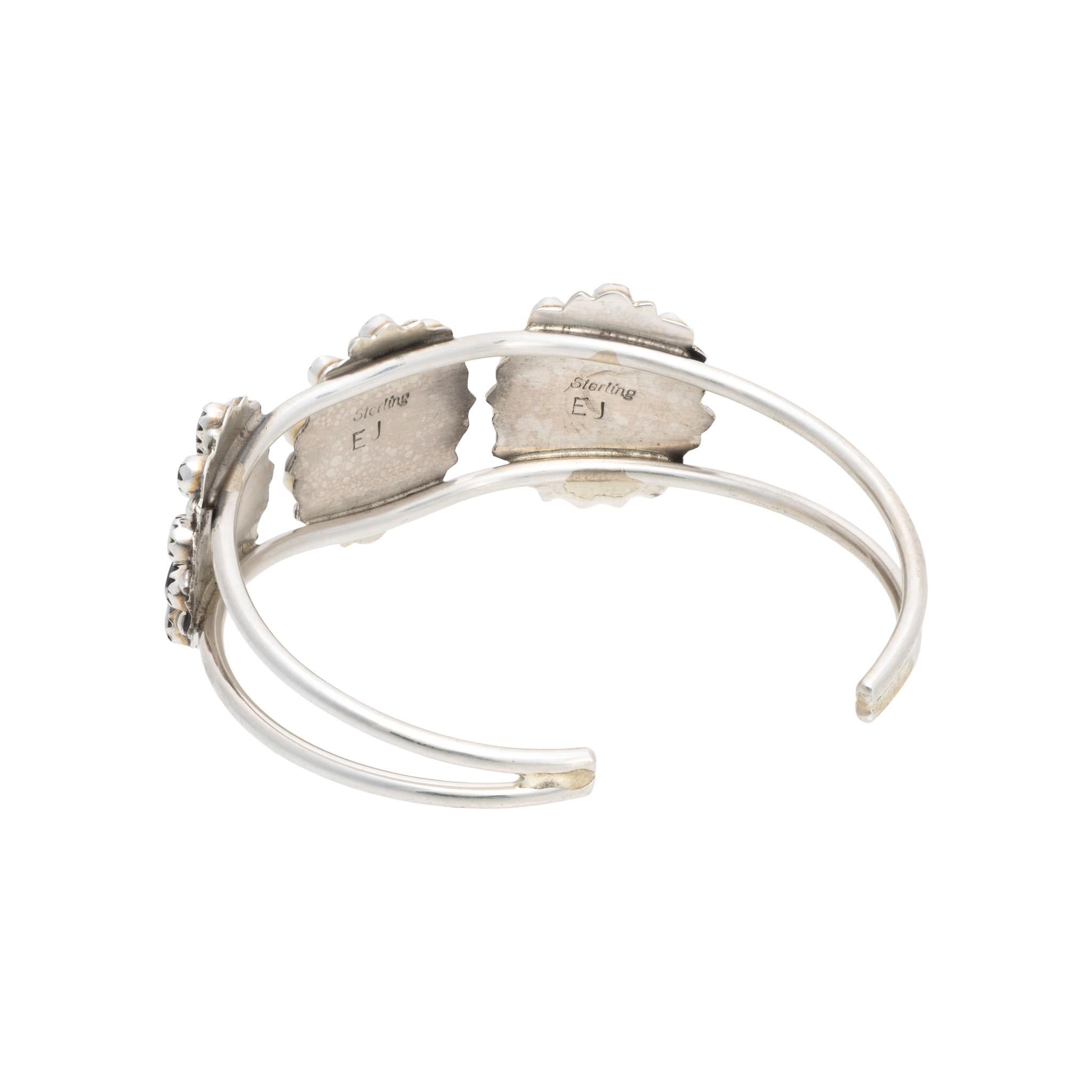 Bracelet manchette en argent Navajo et turquoise White Buffalo. Trois compositions florales en forme de soleil, composées de buffle blanc de haute qualité, de couleur noire et blanche, 33 pierres au total. Chaque pierre est sertie d'une bordure en