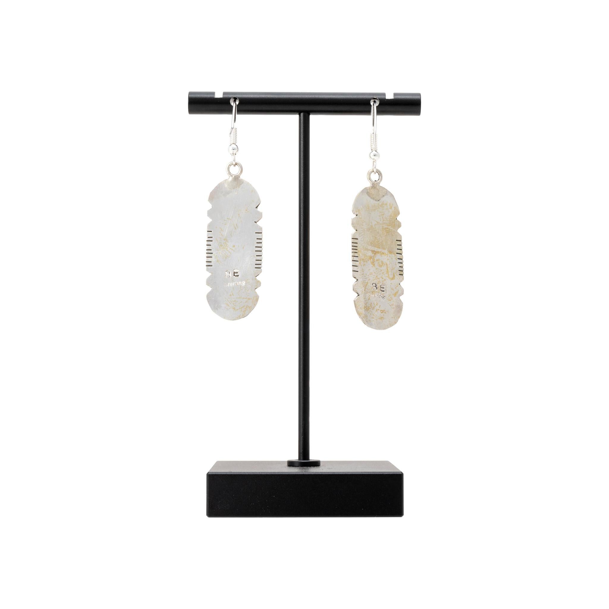 Orecchini pendenti in argento sterling Navajo e turchese di bufalo bianco dell'argentiere Navajo Brandon Etsitty. Pietre in rilievo di qualità A separate da linee in argento sterling e fissate al retro in sterling con una corda intrecciata e un
