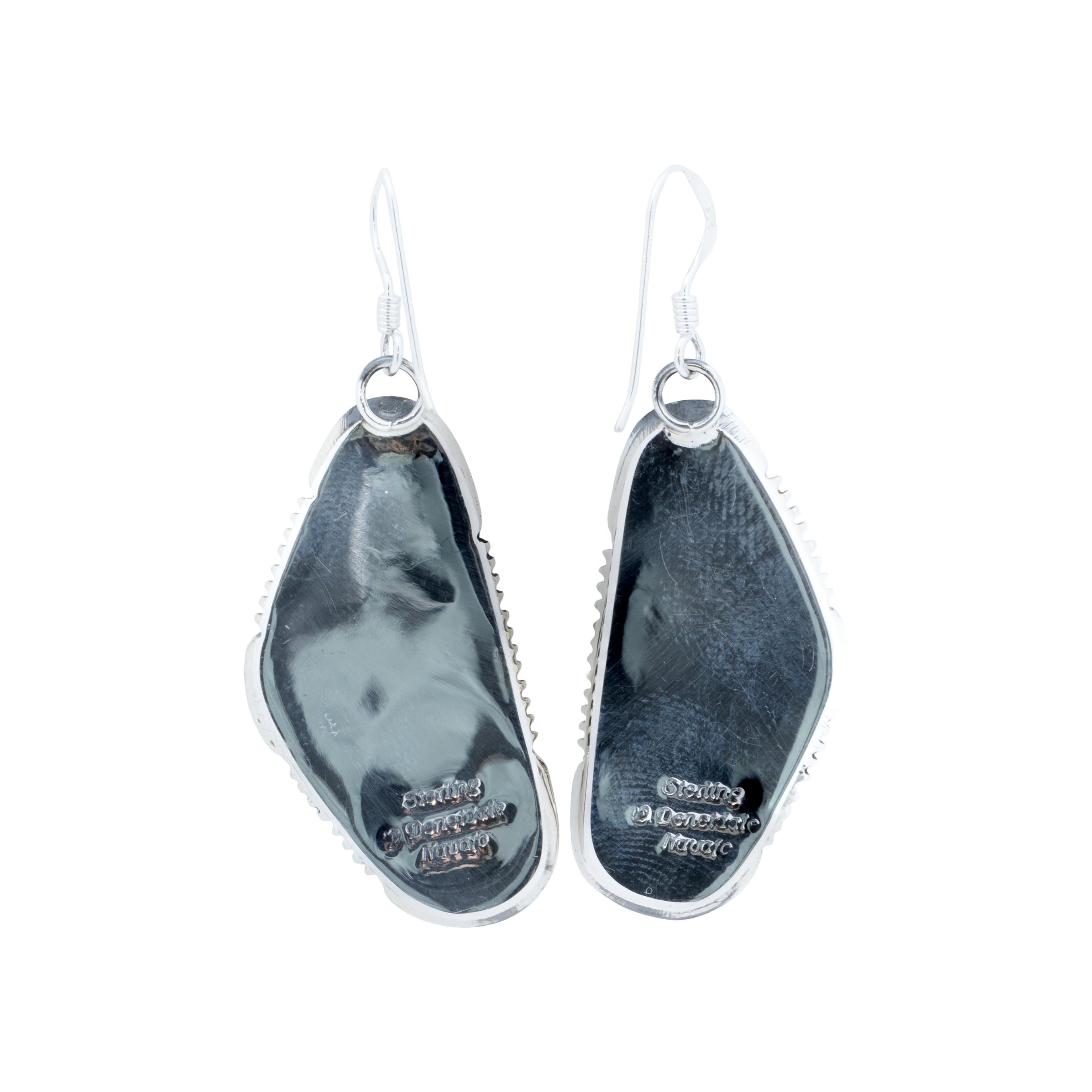 Orecchini Navajo in argento sterling e turchese White Buffalo. Pietre naturali e non trattate di qualità A in cima a una sottile scatola da ombra con segni di taglio. Realizzato dall'argentiere navajo W. Will Denetdale e timbrato 