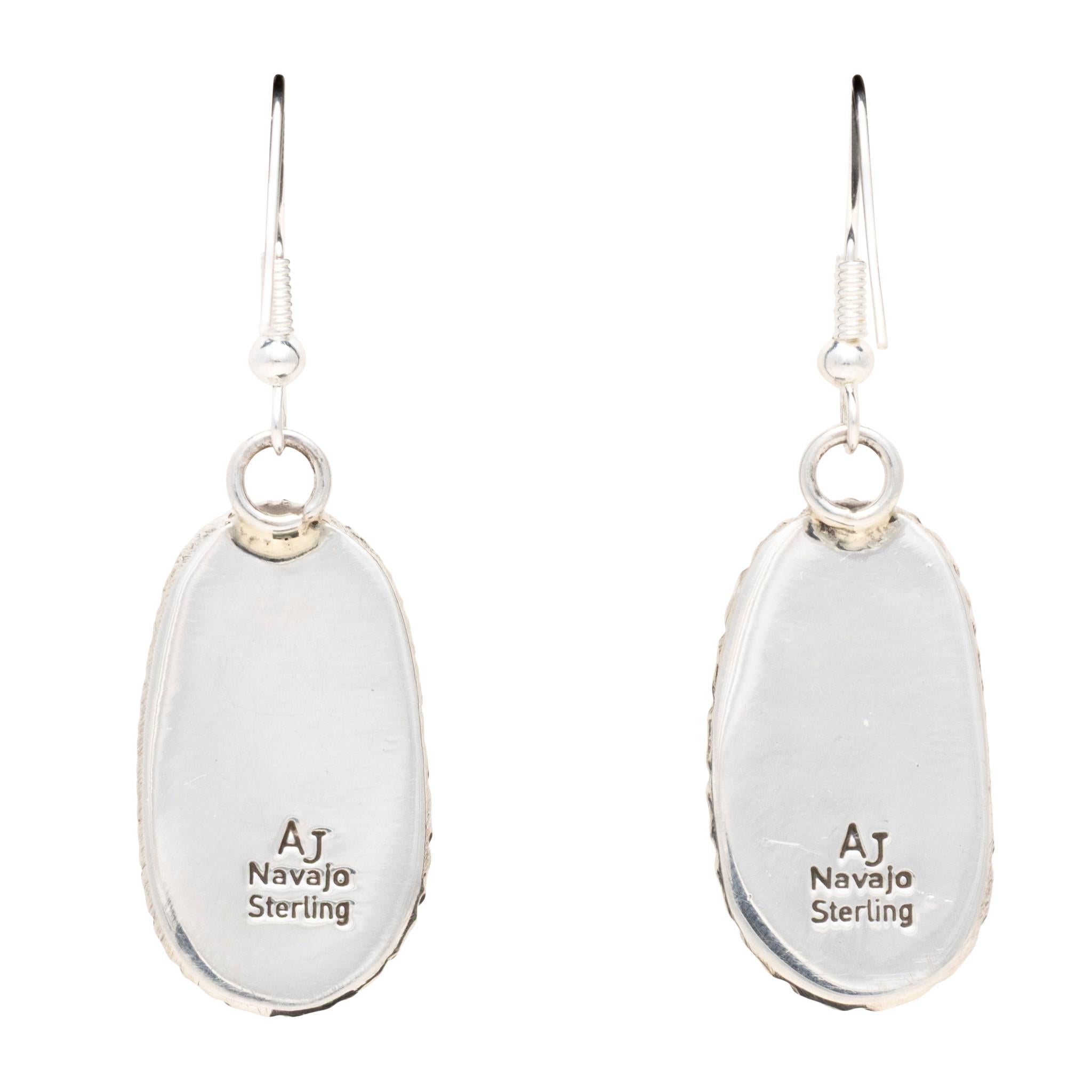 Orecchini pendenti in turchese di cavallo selvaggio Navajo e argento sterling. Due splendide pietre di turchese cavallino selvatico in un castone a dente di sega con un semplice bordo tratteggiato. Il Whiting delle pietre è di colore marrone e