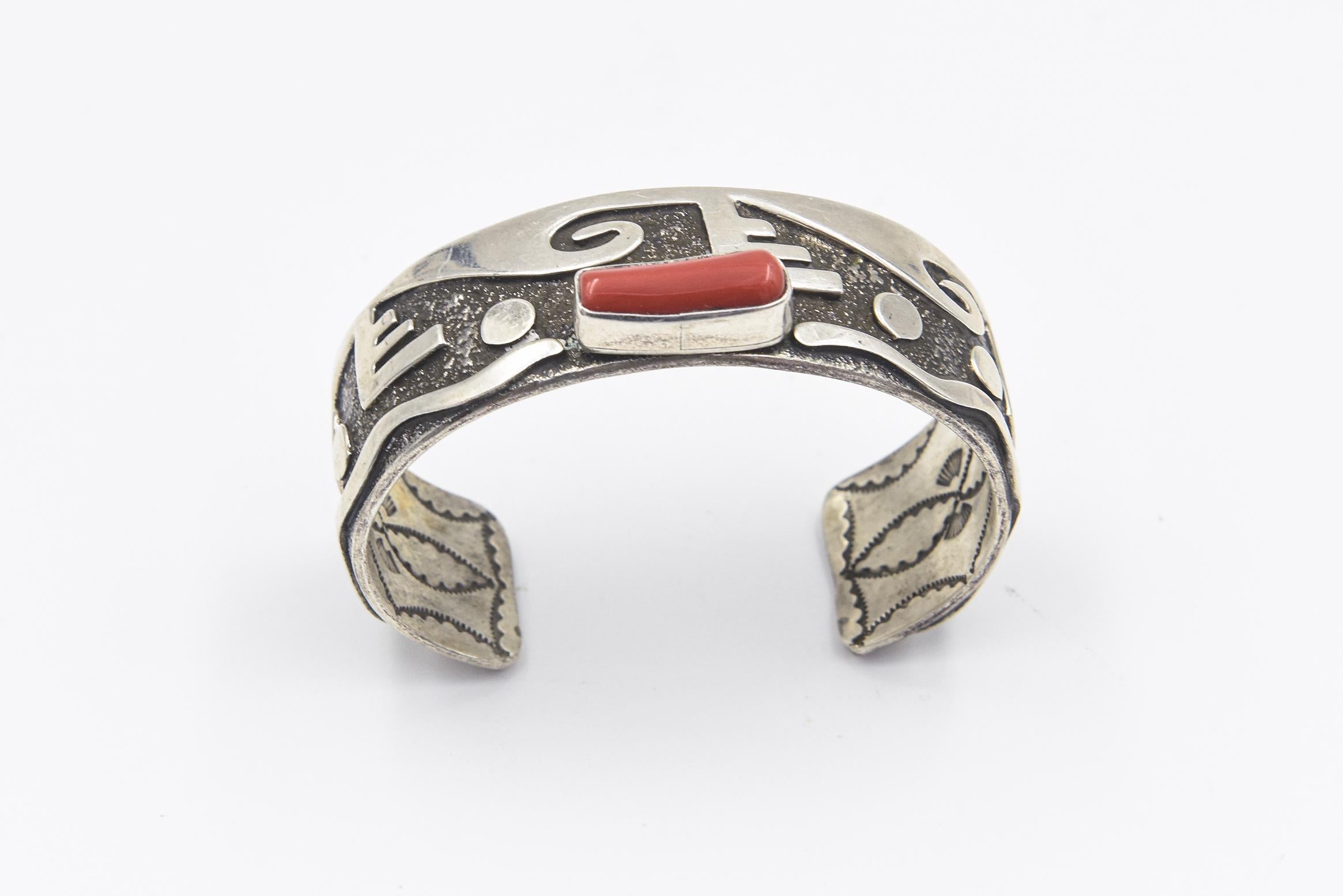 Navajo Zuni Koralle Petroglyphs Design Silber Manschettenarmband von Alex Sanchez 4