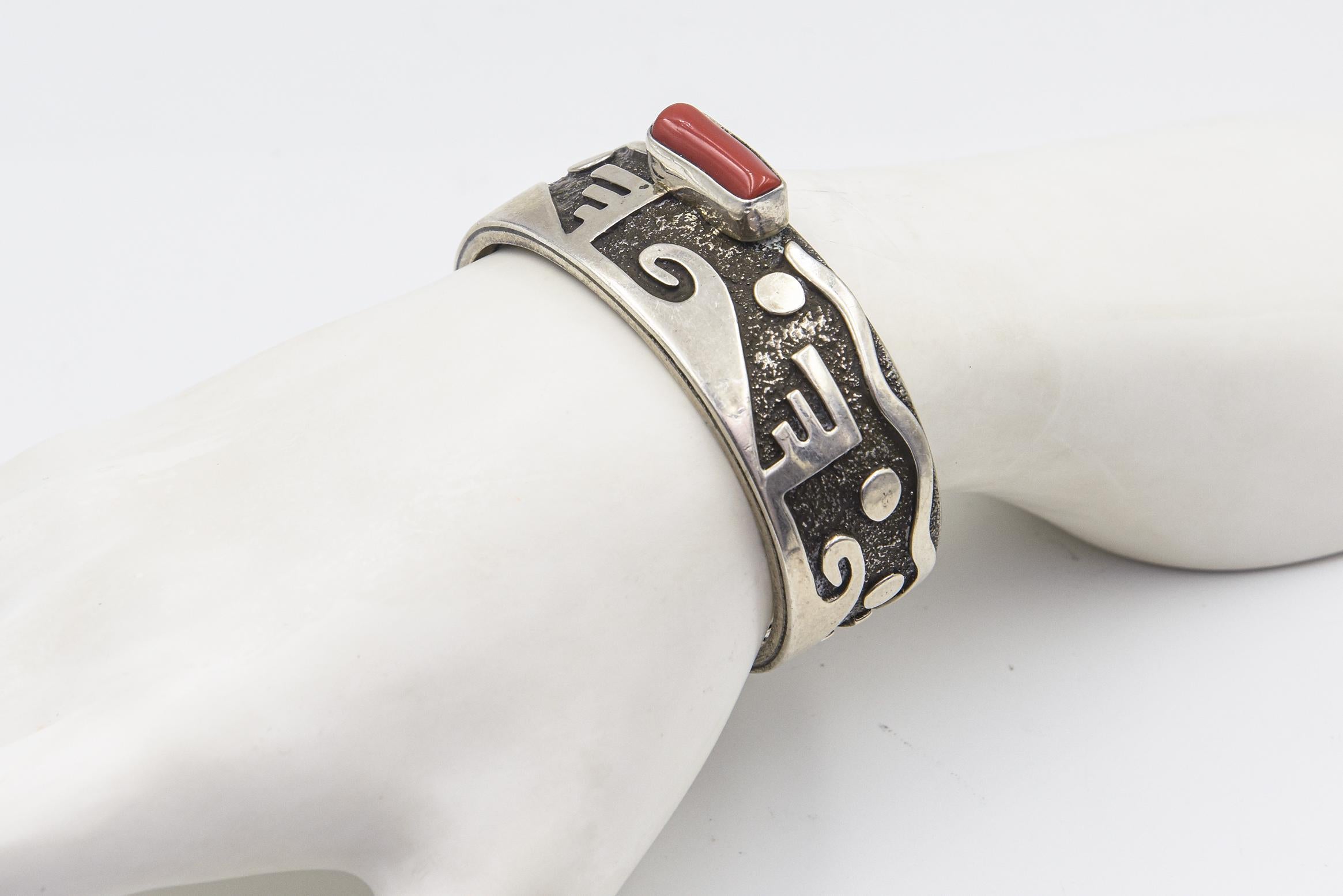 Navajo Zuni Koralle Petroglyphs Design Silber Manschettenarmband von Alex Sanchez 7