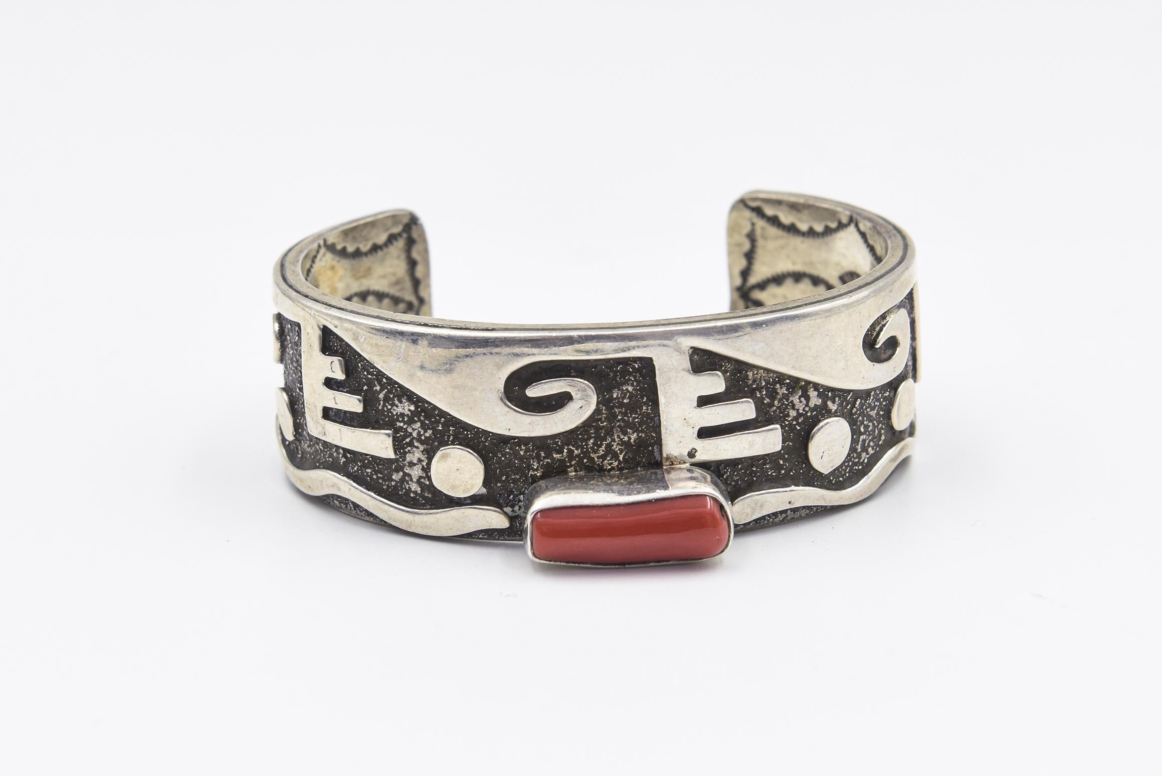 Navajo Zuni Koralle Petroglyphs Design Silber Manschettenarmband von Alex Sanchez 2