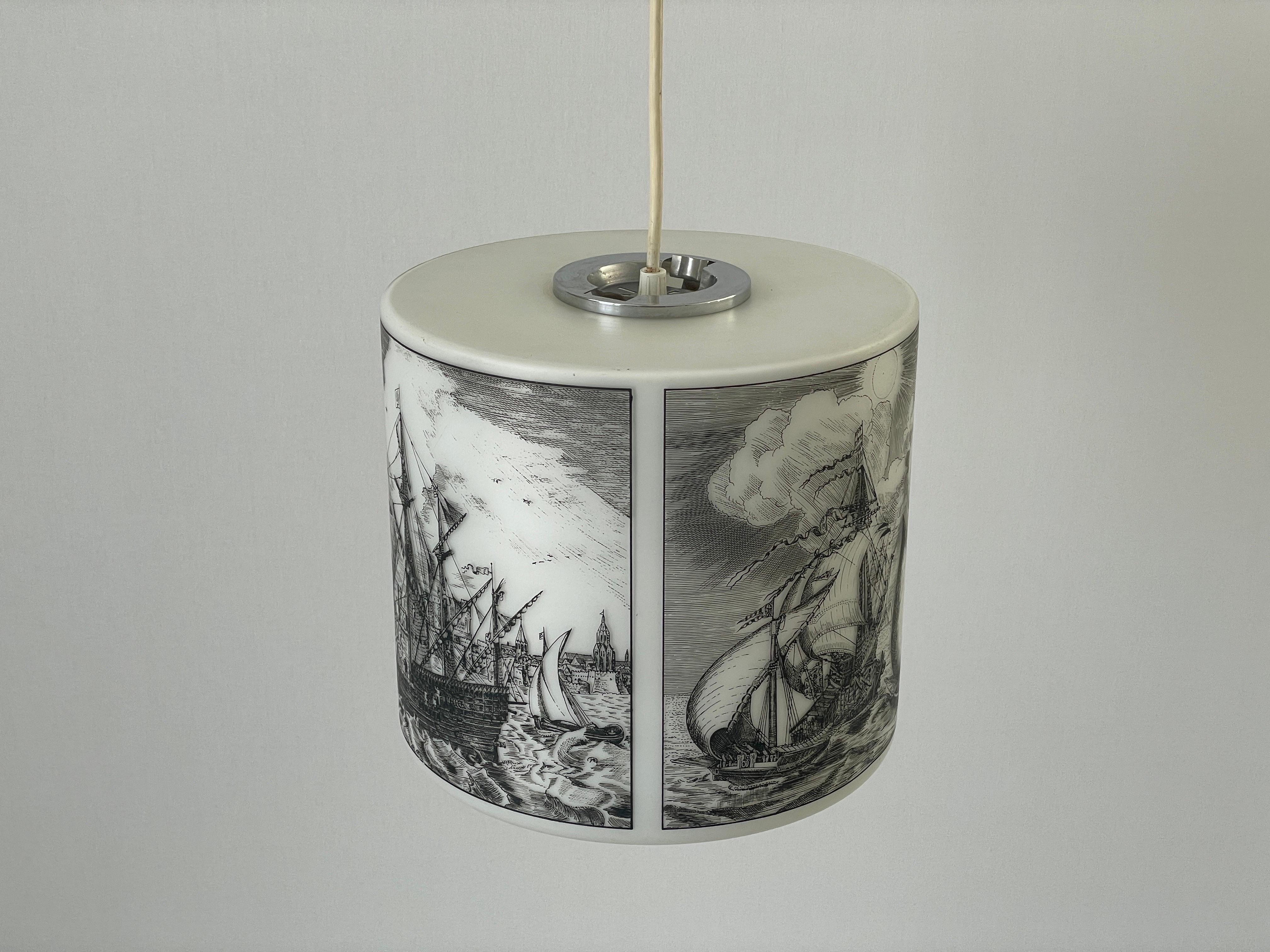 Plafonnier cylindrique en verre imprimé Naval Battle par Limburg, années 1970, Allemagne

Il est très idéal et convient à tous les espaces de vie.

La lampe est en bon état. Aucun dommage, aucune fissure.
Usure conforme à l'âge et à