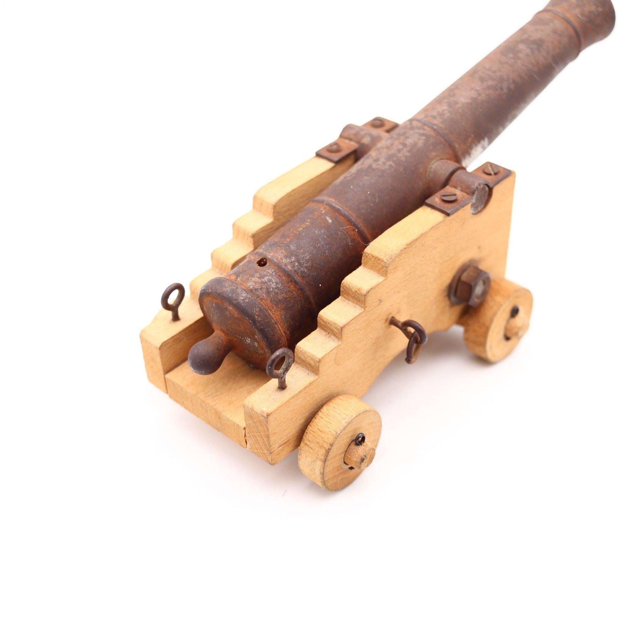 Colonial espagnol CANNON NAVAL Accessoire de bureau miniature en bois et fer du 18e siècle en vente