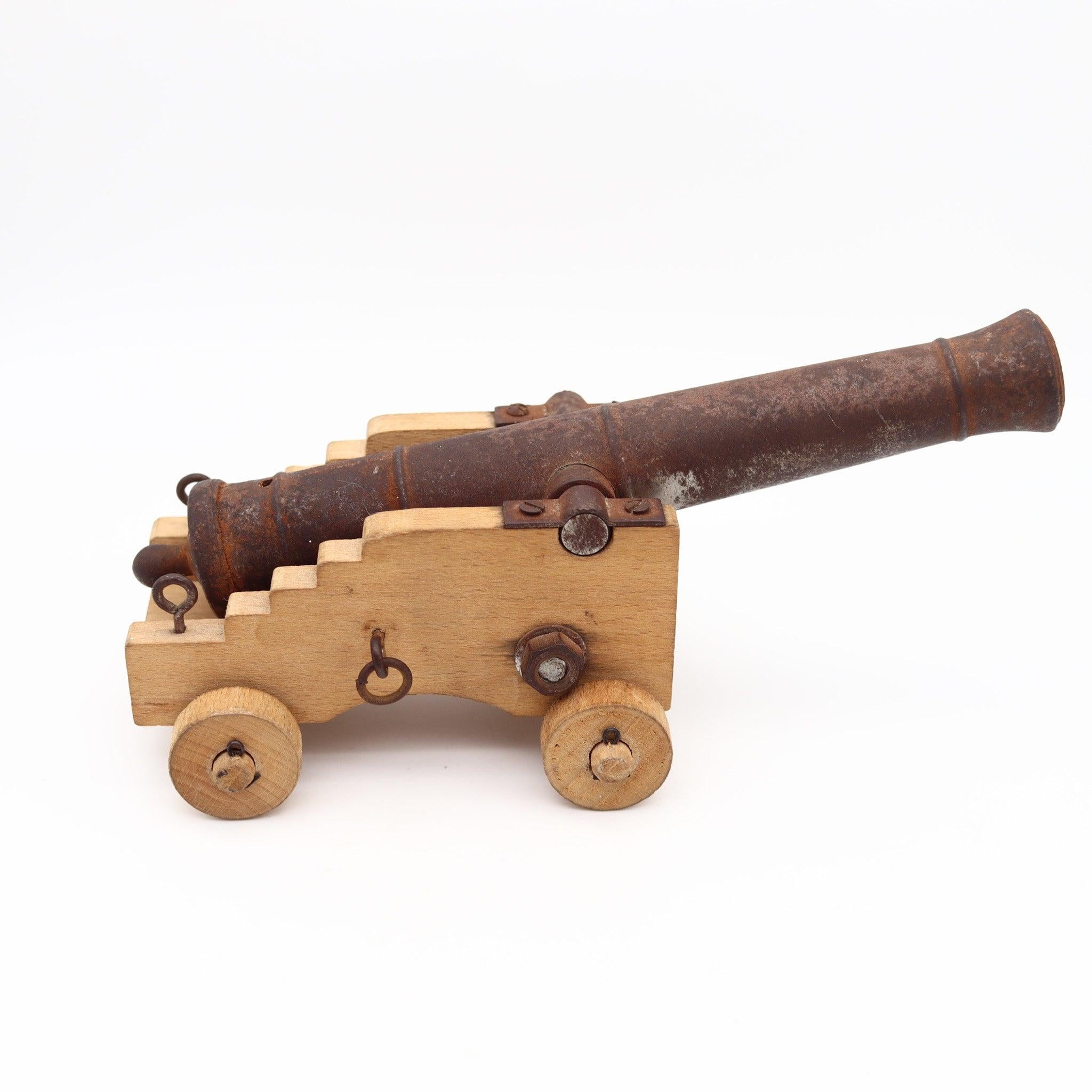 Américain CANNON NAVAL Accessoire de bureau miniature en bois et fer du 18e siècle en vente