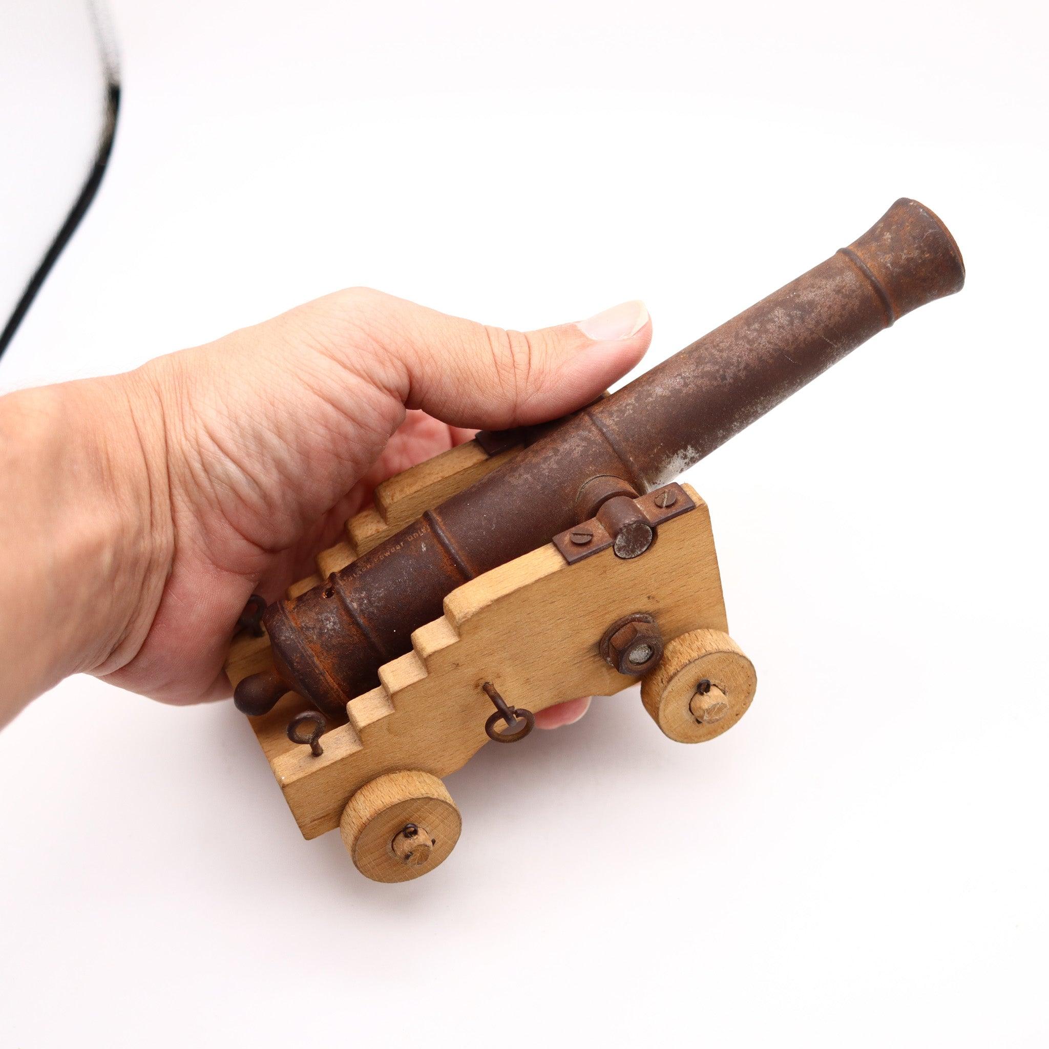 XVIIIe siècle et antérieur CANNON NAVAL Accessoire de bureau miniature en bois et fer du 18e siècle en vente