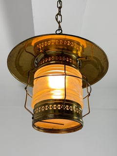 Lampe pendante navale en laiton et verre opalin, années 1940