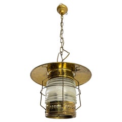 Lampe pendante navale en laiton et verre opalin, années 1940
