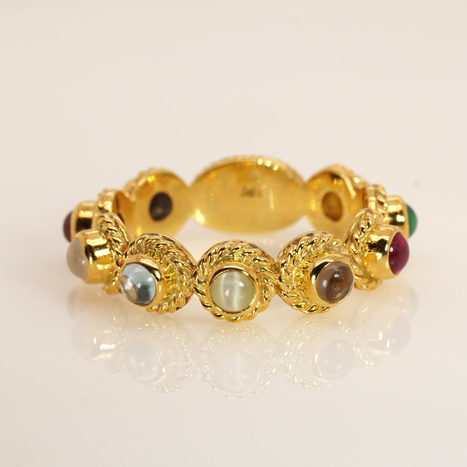 Dieser charmante Ring aus 18-karätigem Gold ist mit neun exquisiten Farbsteinen besetzt und versprüht einen Hauch von Vintage-Eleganz. 